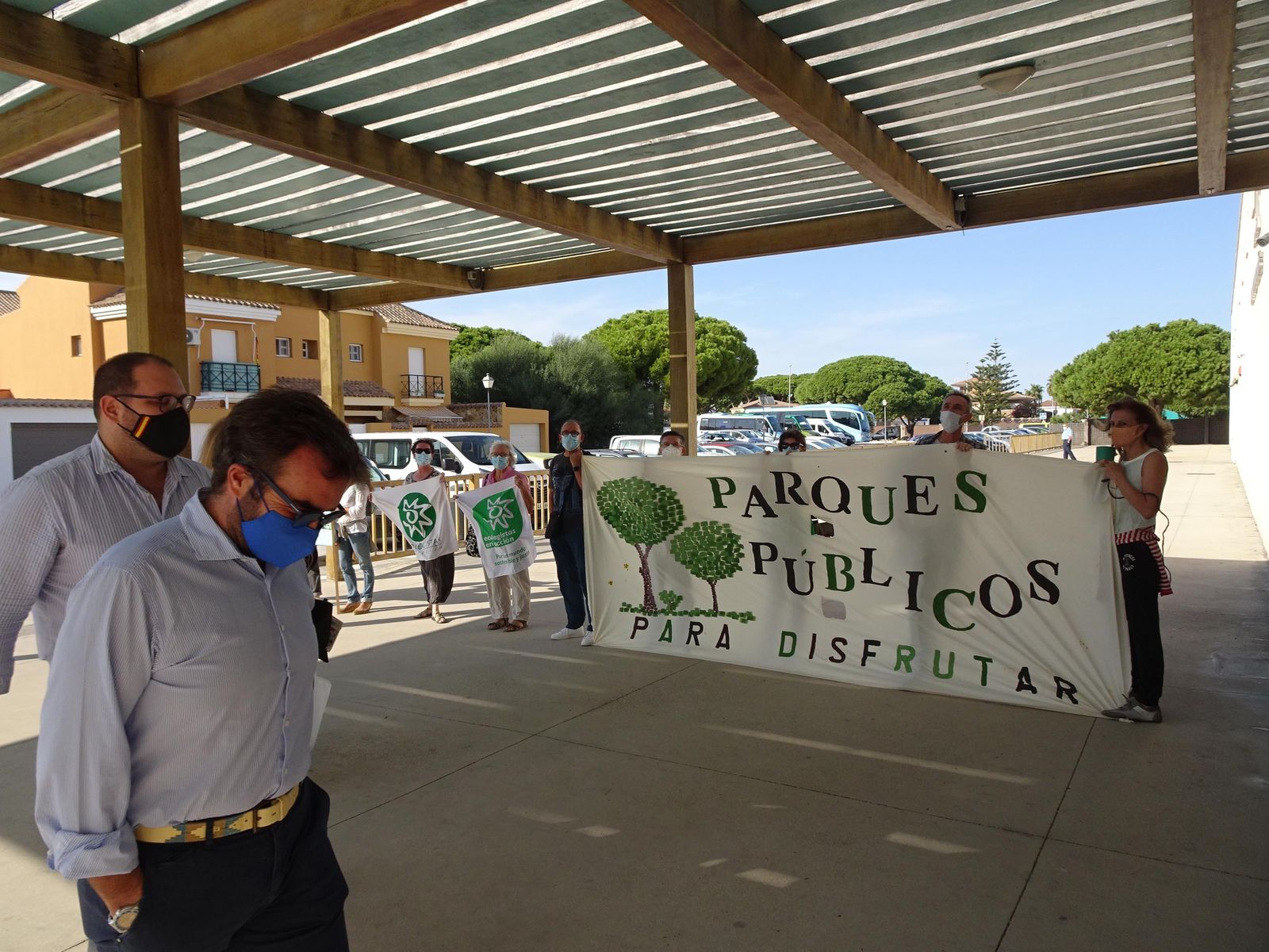 Los ecologistas protestan a la llegada de Javier Bello y Millán Alegre.