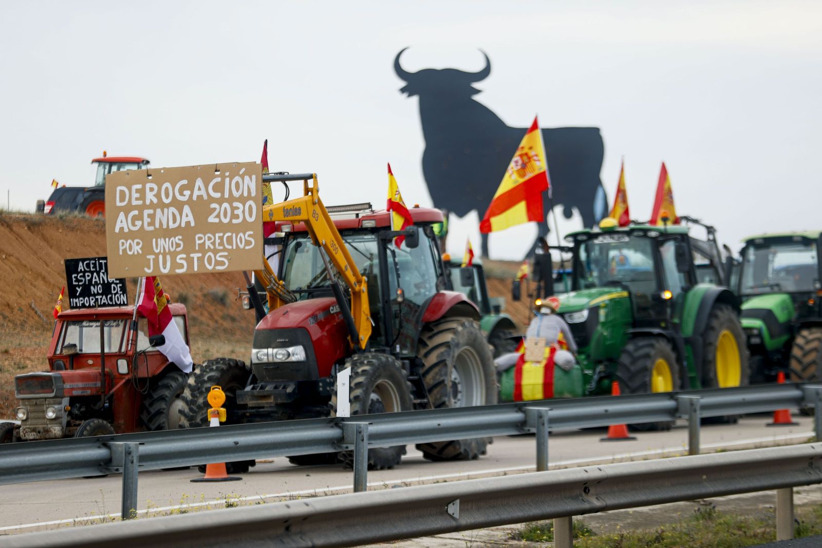 Las imágenes de la tractorada por las carreteras españolas: el campo para las principales vías