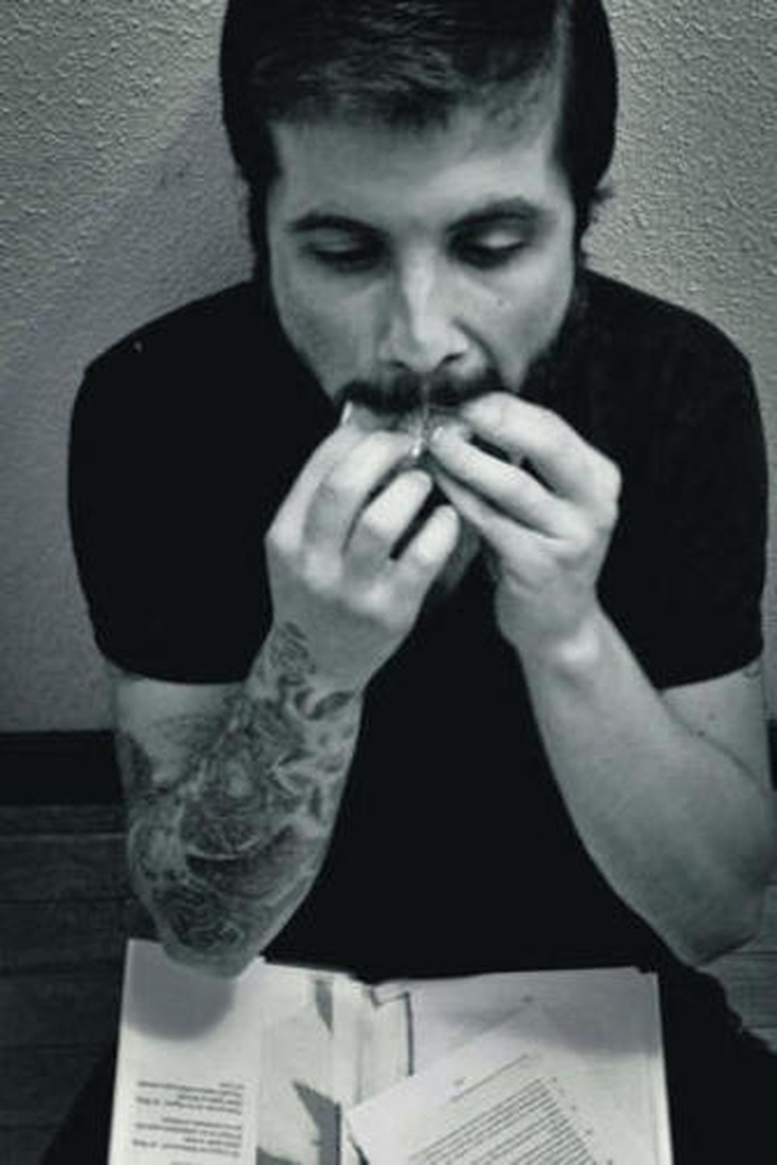 Los artistas Omar Jerez y Abel Azcona presentan un manifiesto