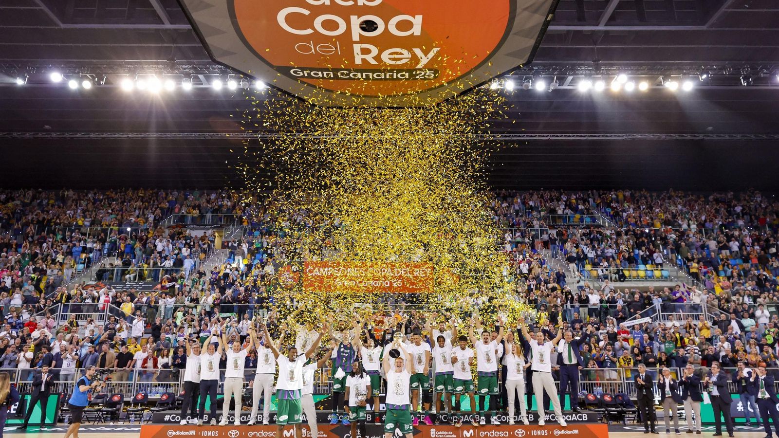 El Unicaja, campeón de Copa: Todas las imágenes del partido, la fiesta y la llegada a Málaga