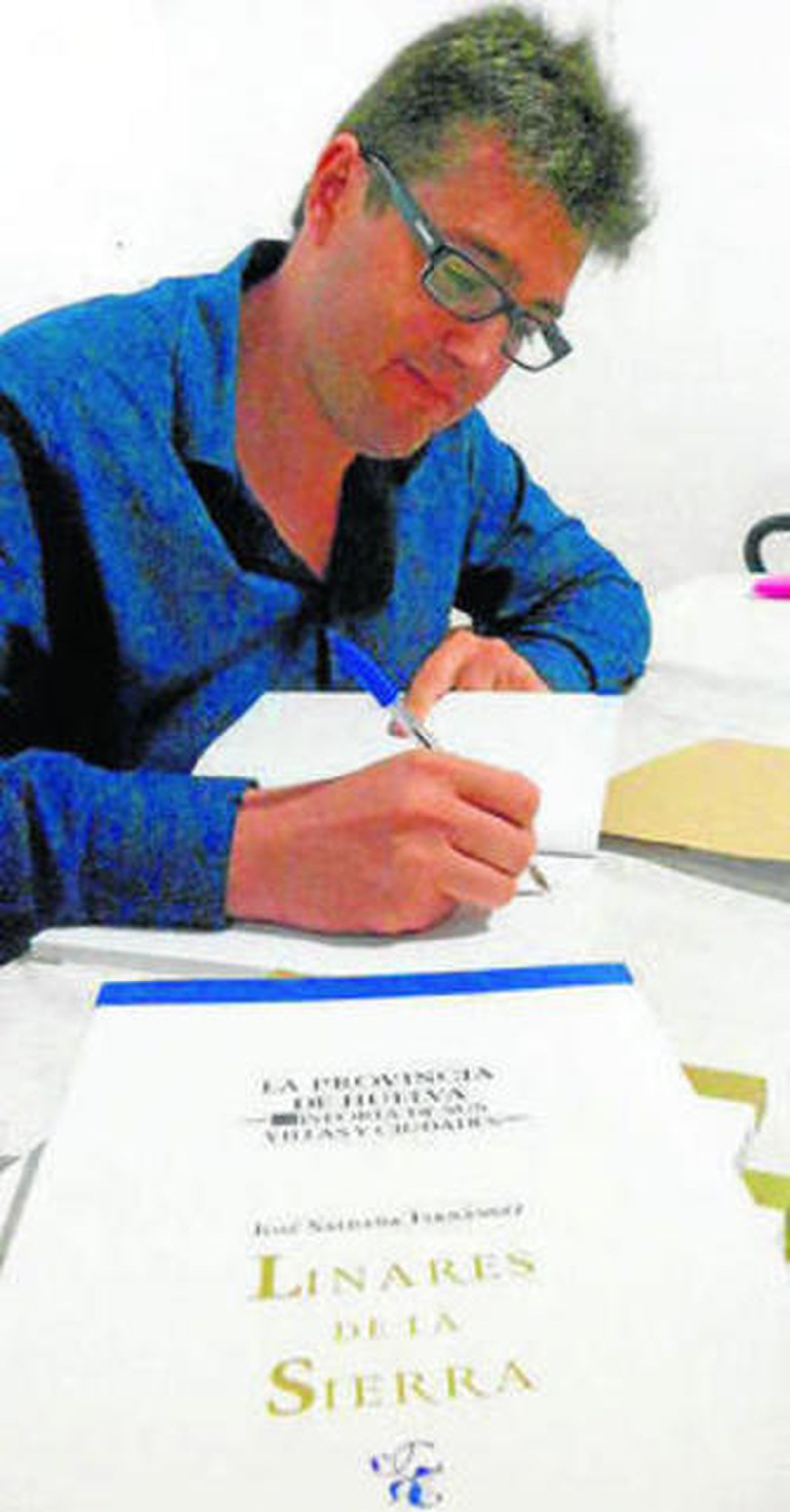 Saldaña firmando un ejemplar.