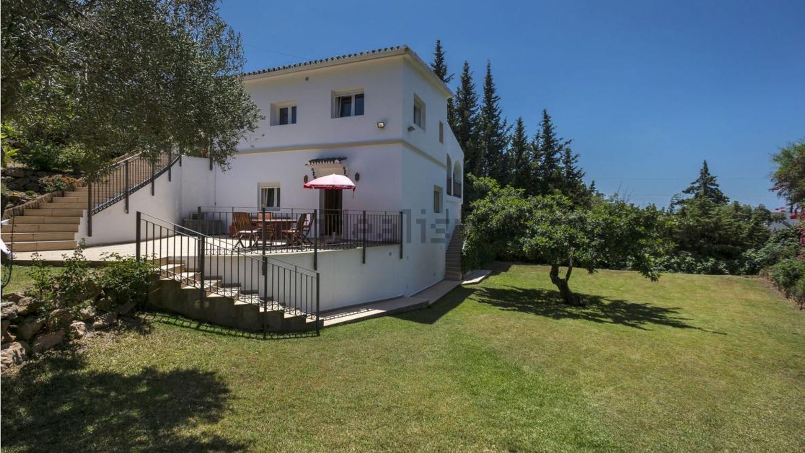 Exterior de la villa en venta en Marbella