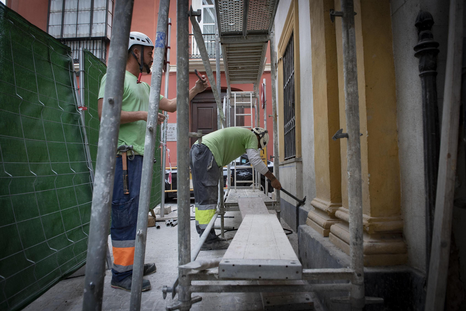 Operarios trabajan en la rehabilitación de un edificio. Operarios trabajan en la rehabilitación de un edificio.