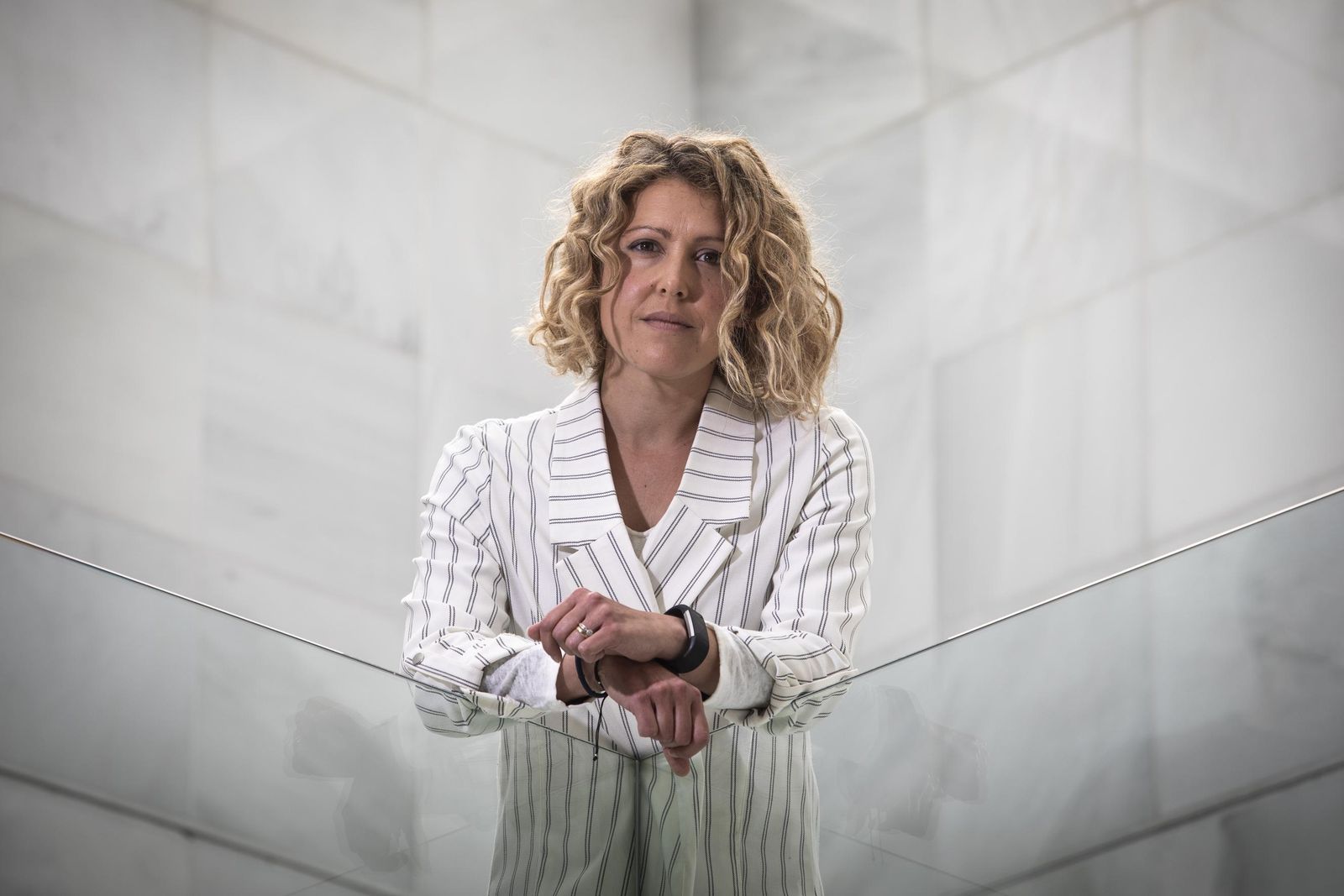 La secretaria general de la CGE, María Vera, posa en el edificio de la Confederación Granadina de Empresarios