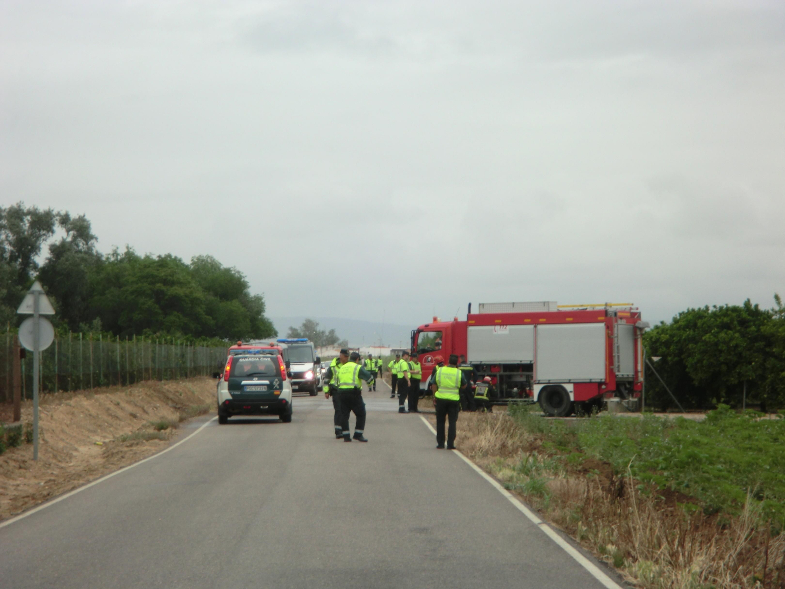 Guardias civiles y bomberos, ayer en el lugar del siniestro.