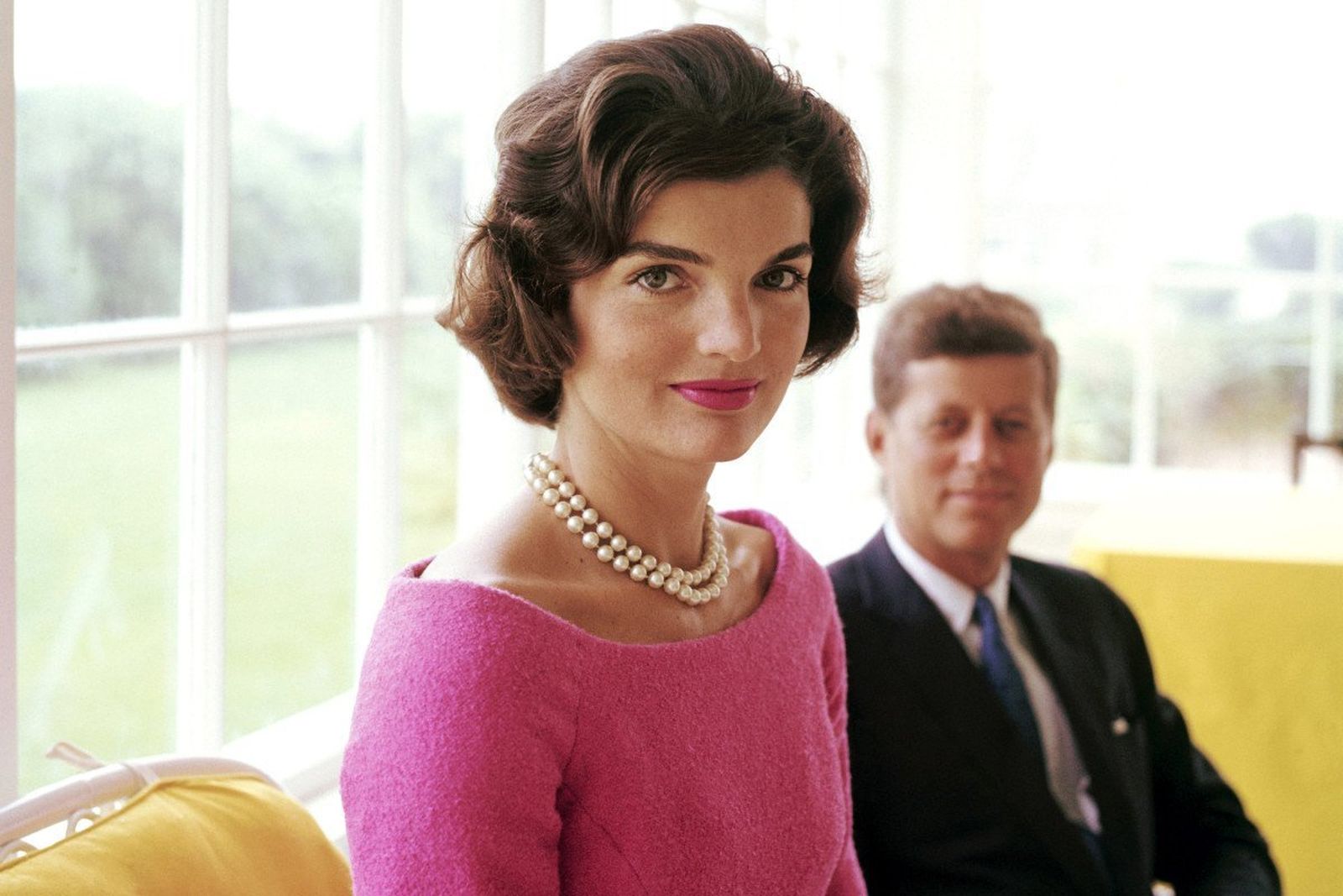 La mujer del presidente John F. Kennedy, Jackie Kennedy, destaca como la primera dama estadounidense más elegante de los últimos setenta años.