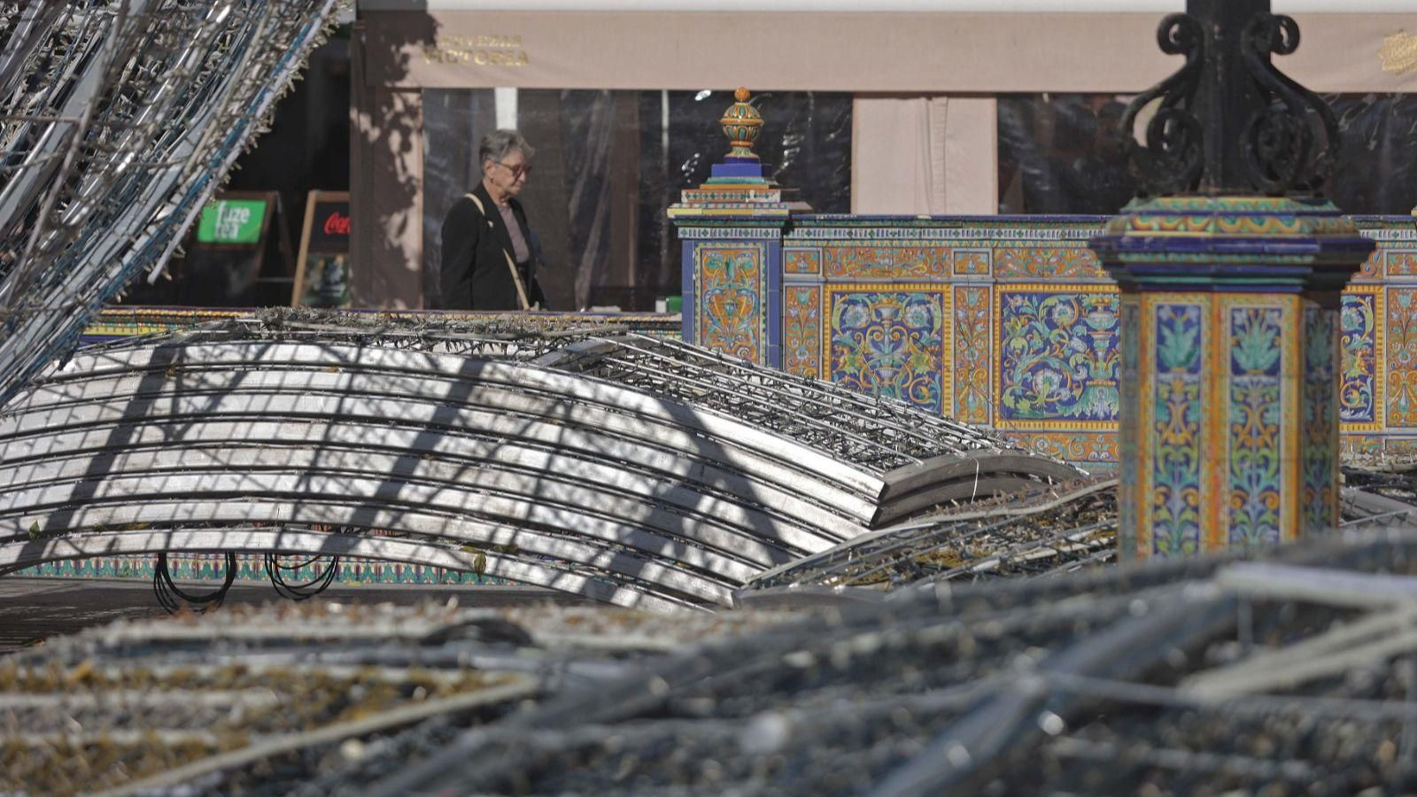 Montaje de las luces de Navidad en la Plaza Alta de Algeciras.