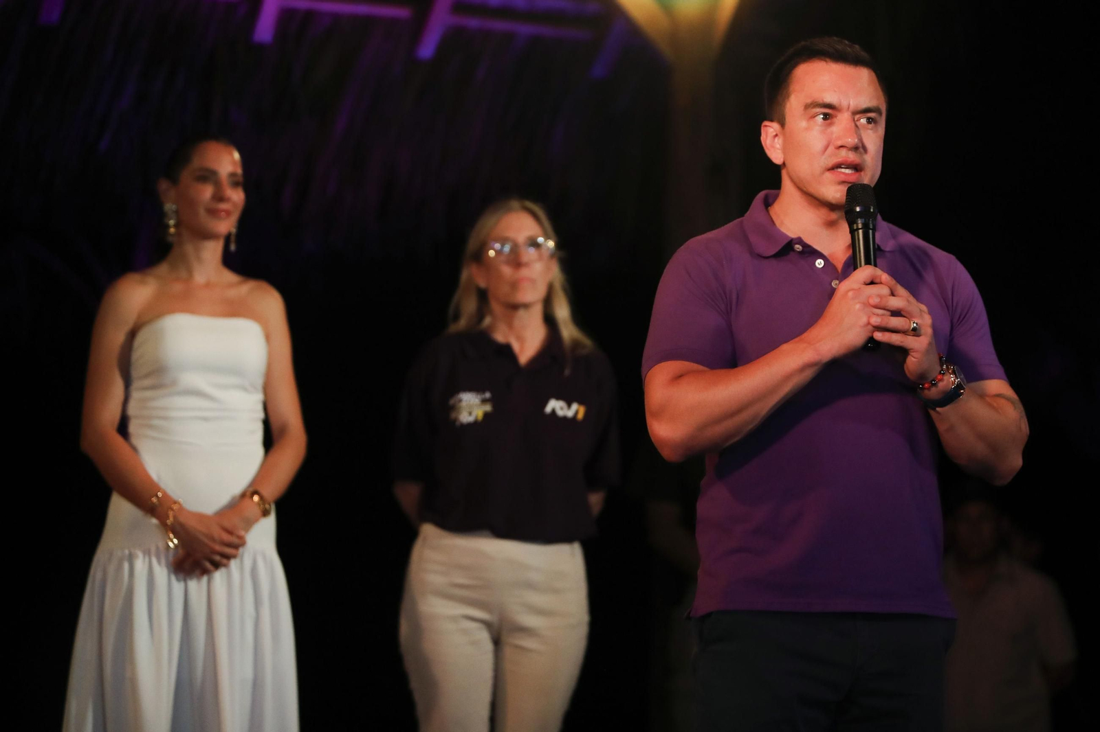 El presidente de Ecuador, Daniel Noboa, habla junto a su esposa Lavinia Valbonesi (izq.) y su madre Annabella Azín Arce tras conocer su triunfo electoral.