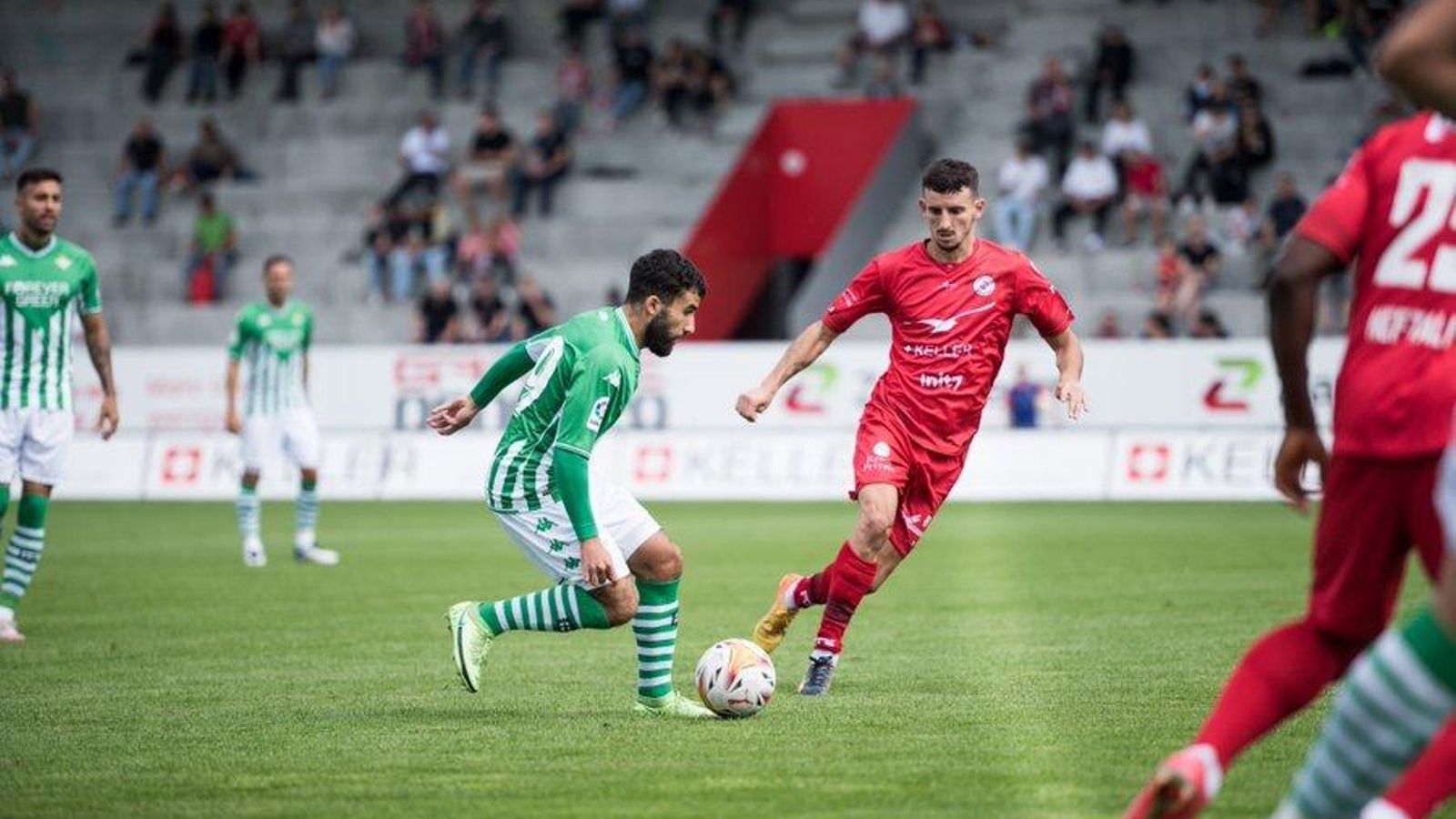 Yassin Fekir controla el balón durante el partido.