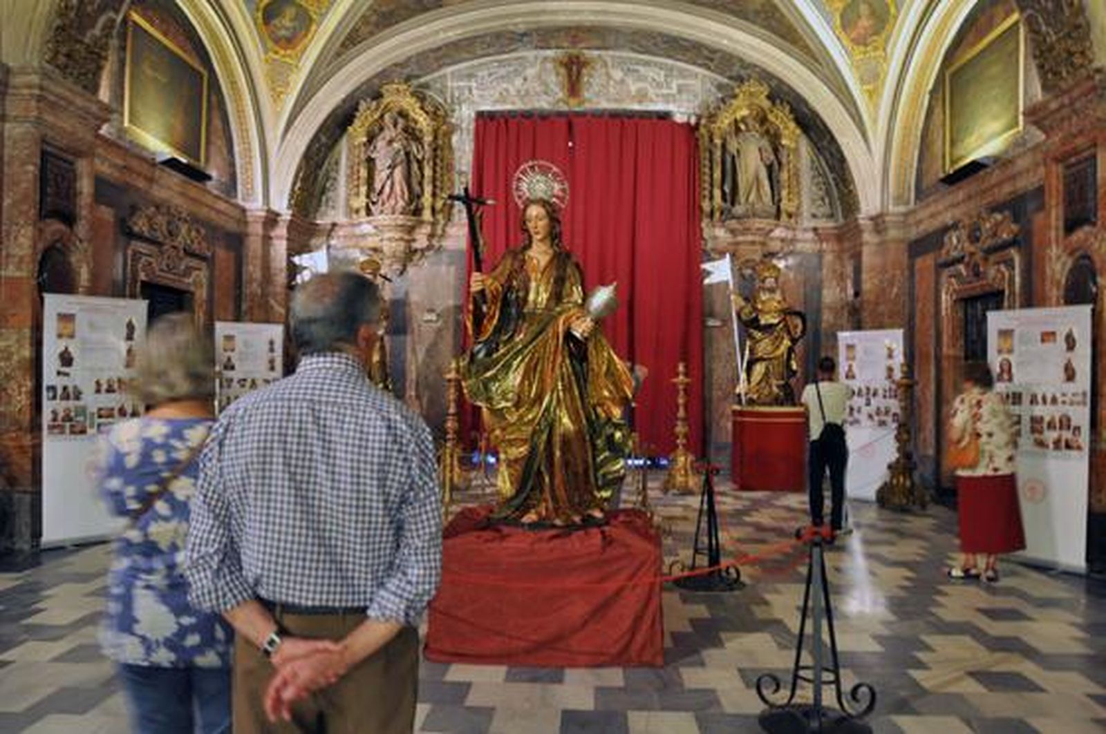 El coro de la Magdalena acoge una exposición de las imágenes restauradas.

Foto: Manuel Gómez