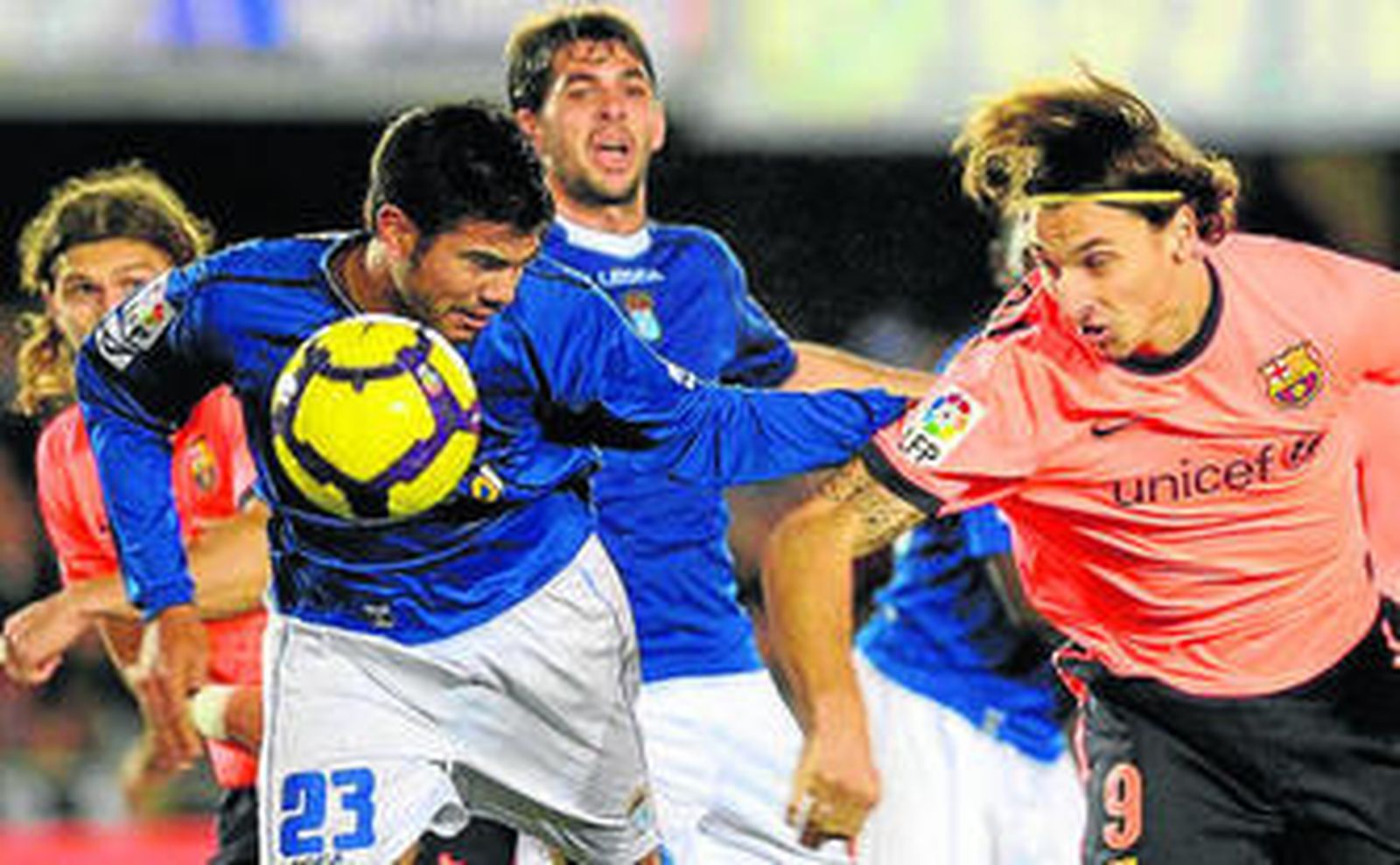 El xerecista Aythami protege el balón ante Ibrahimovic.