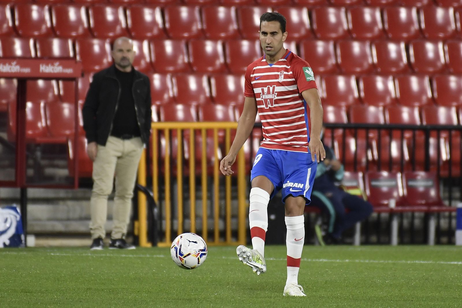 Montoro intenta un pase vertical