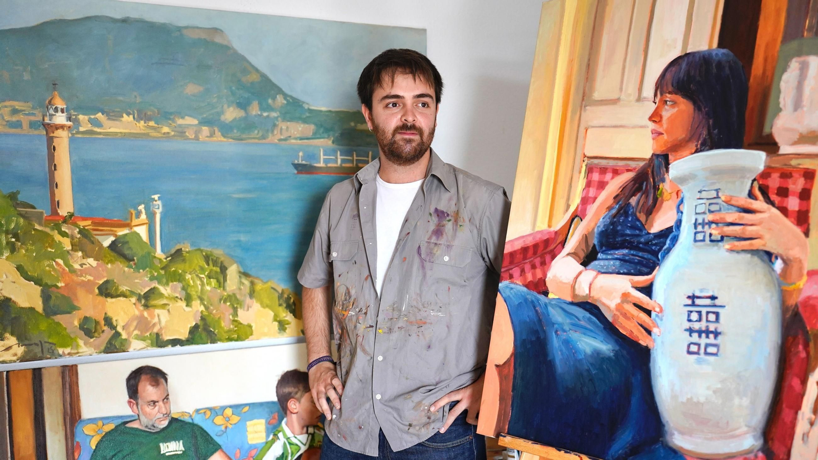 Ignacio Amaya, con parte de sus obras en la mini exposición de su apartamento algecireño.