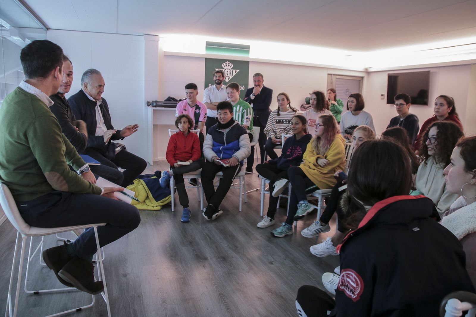 Rafael Gordillo, con algunos de los participantes de esta acción.