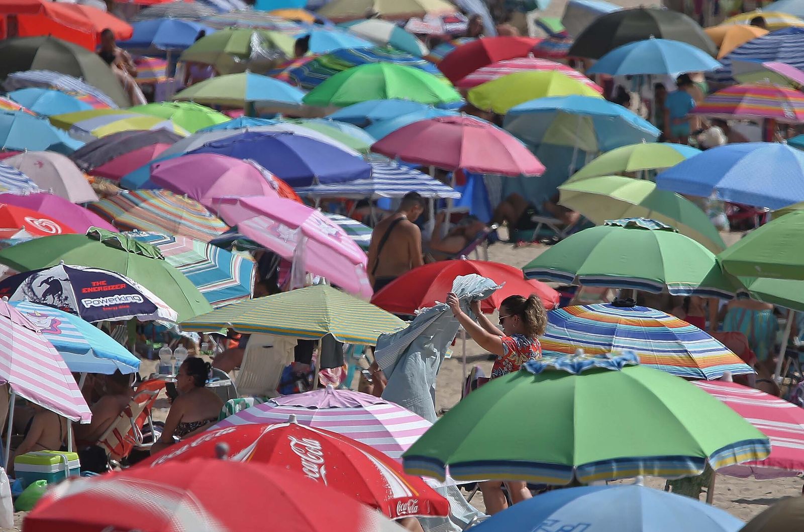 La playa de Getares abarrotada este domingo, en imágenes