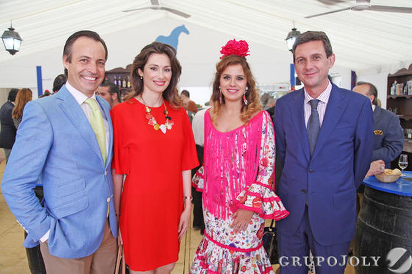 Álvaro Osborne, de Gesteco; junto a la nutricionista y farmacéutica Pilar Domínguez Morales, la comercial de Diario de Jerez, Marisa López, y el gerente de este medio, Miguel Berraquero en plena jornada de jueves de Feria en la caseta de este Diario.

Foto: Vanesa Lobo