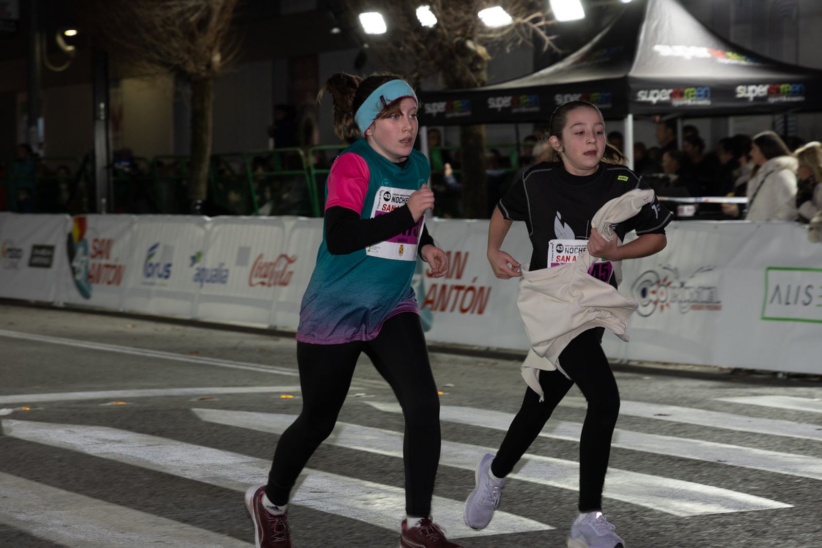 En imágenes: 2.000 atletas brillan con luz propia en la infantil de la Carrera de San Antón 2026