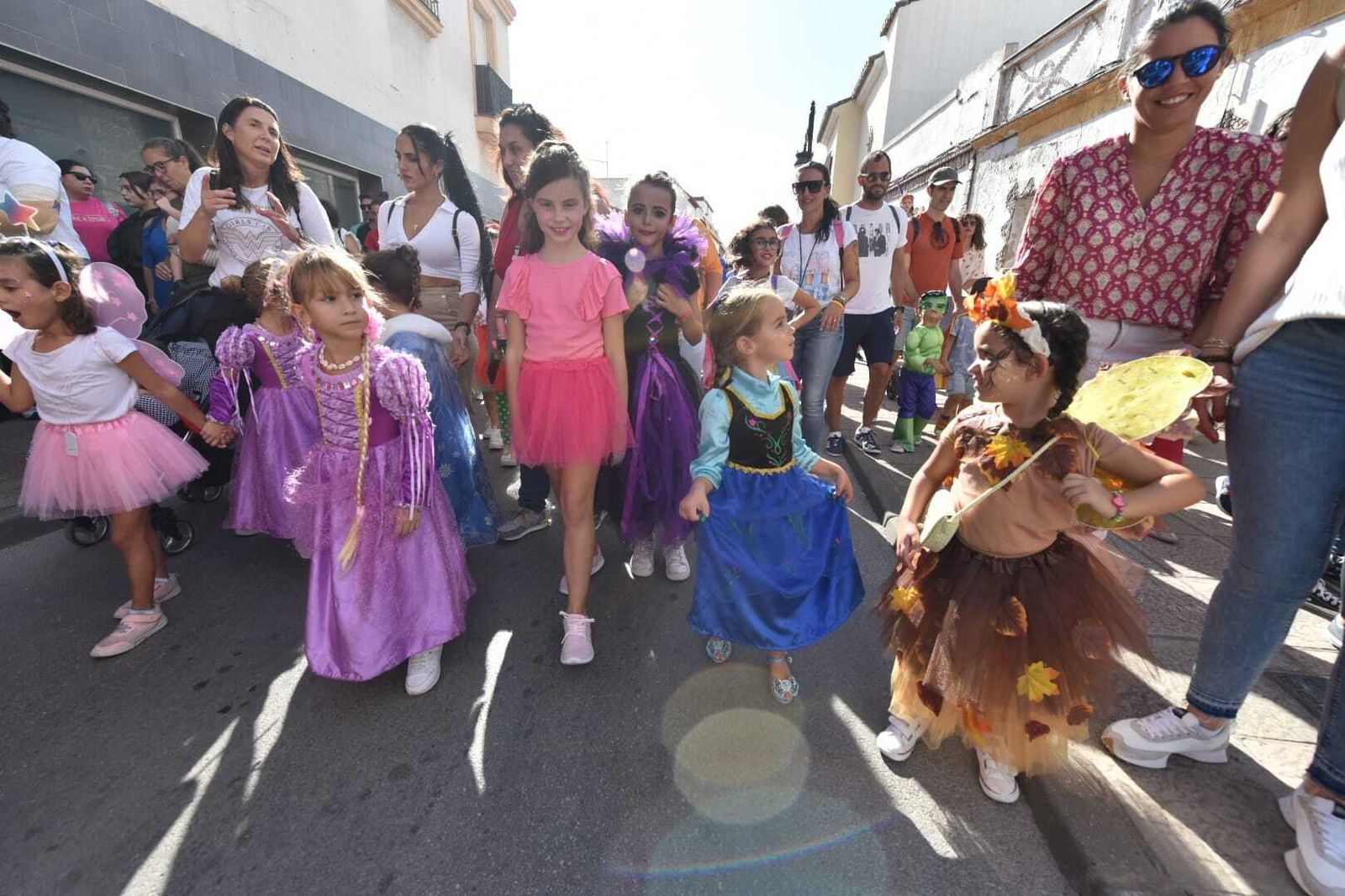 Varias niñas disfrazadas en la cabalgata del Día del Niño en Los Barrios.