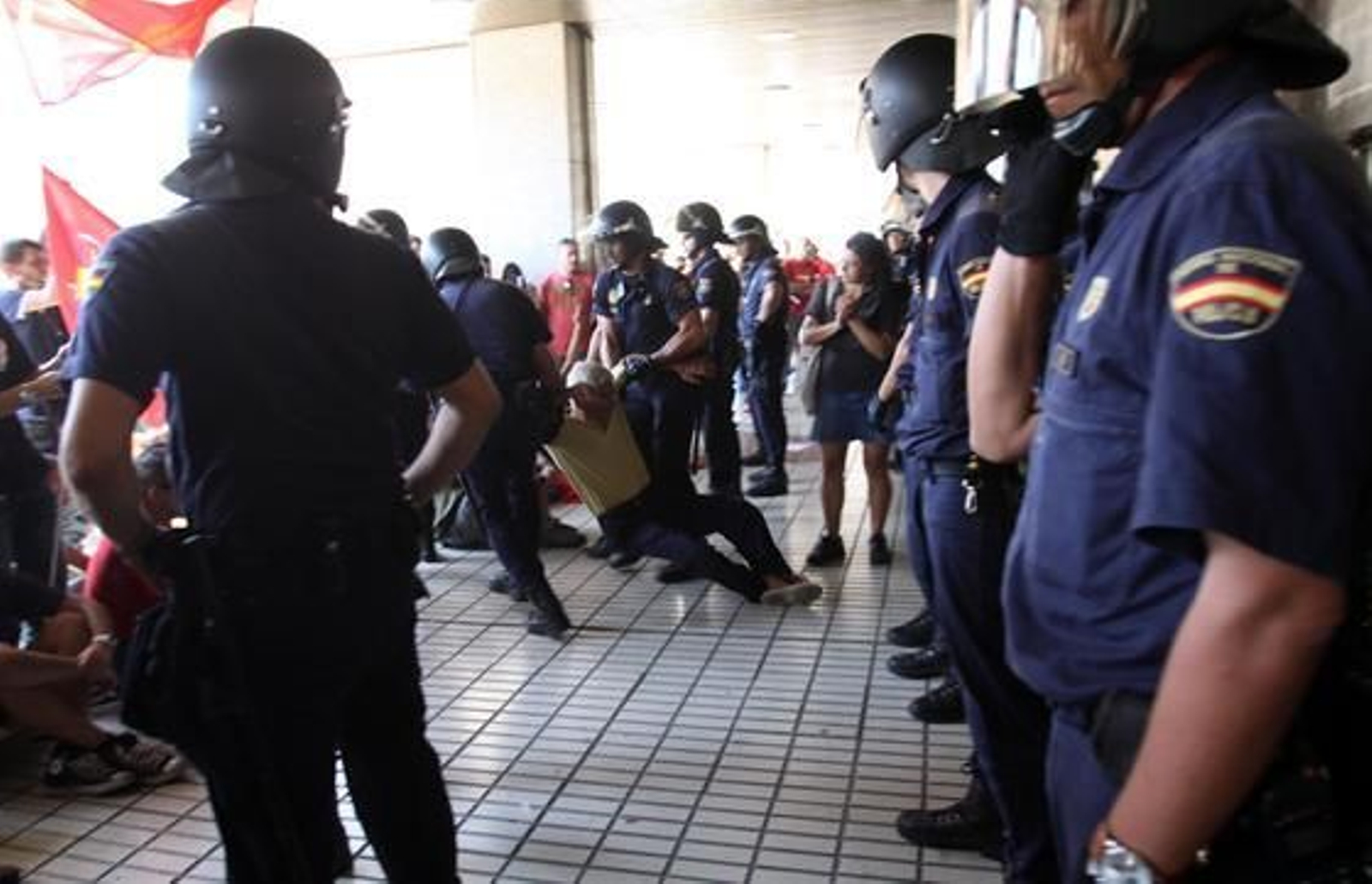 Enfrentamientos entre los piquetes y la policía en la entrada de El Corte Inglés.

Foto: Migue Fernández