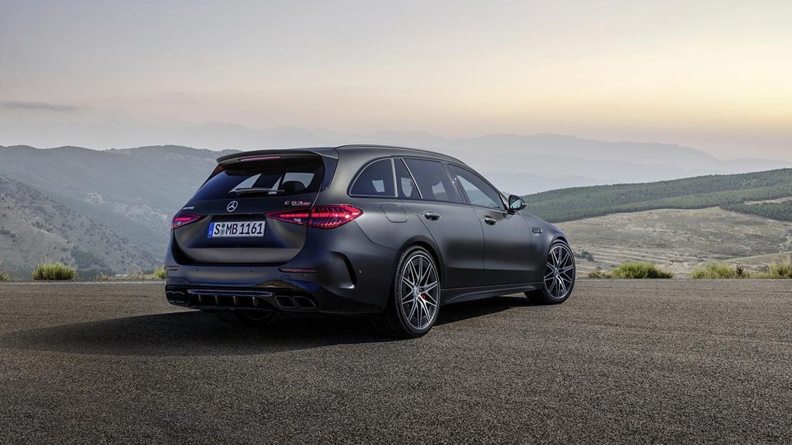 No sólo con la carrocería de cuatro puertas, también hay una variante C 63 SE Performance de la familiar.