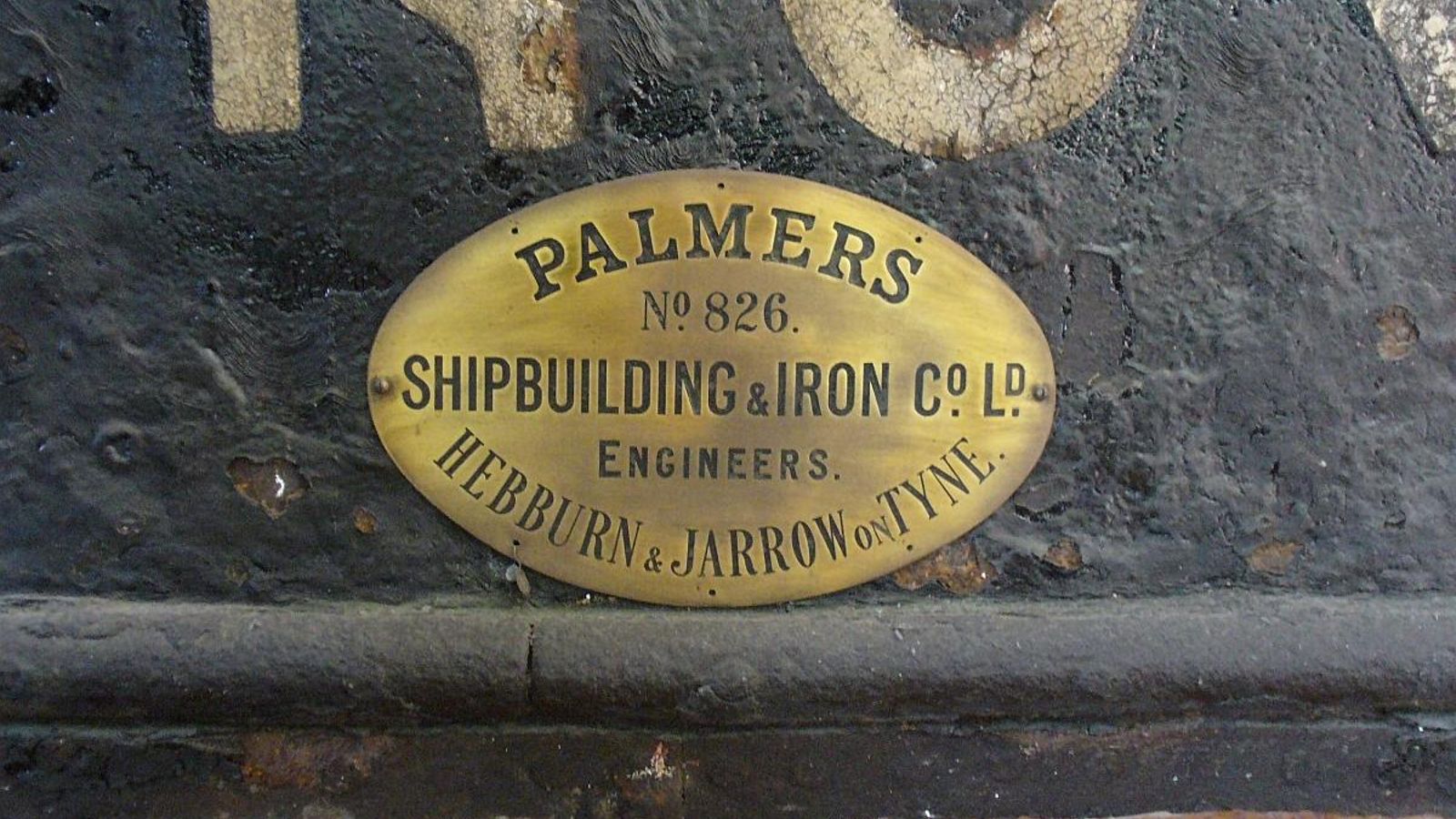 El Olterra era de fabricación británica. En la imagen la placa que había en el buque recordando a la empresa que lo había construido. Hoy día se encuentra en el Museo Tecnico-Navale de La Spezia.