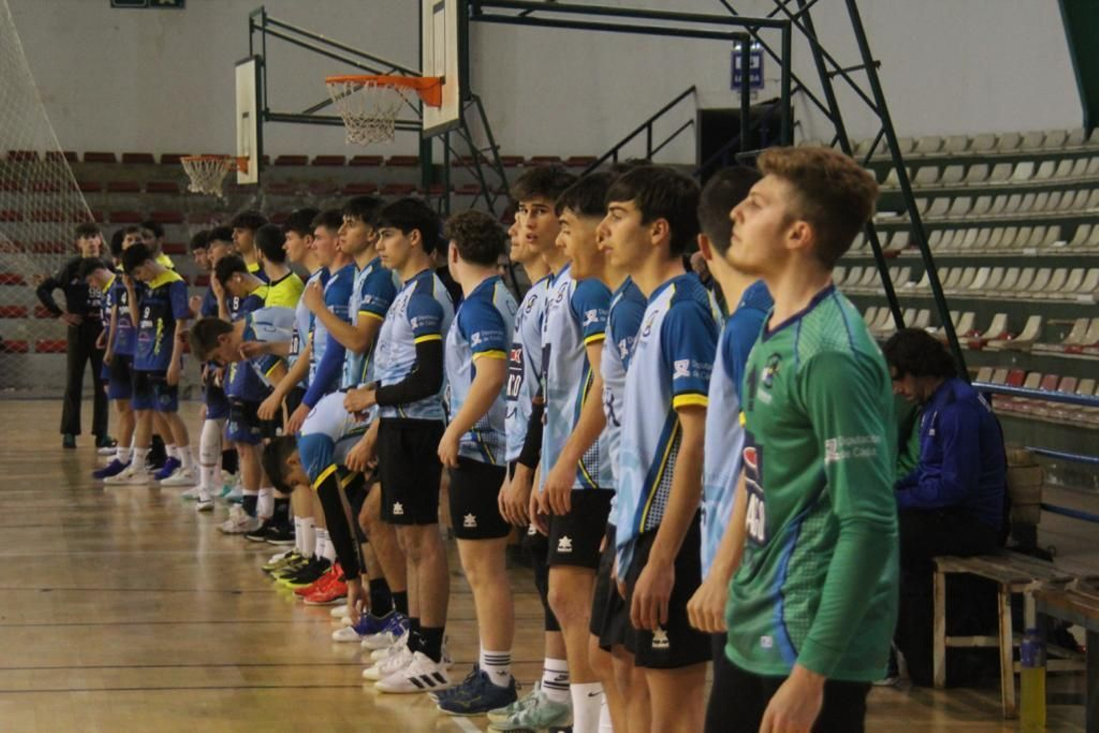 Los jugadores del Ciudad de Algeciras, antes de comenzar el encuentro