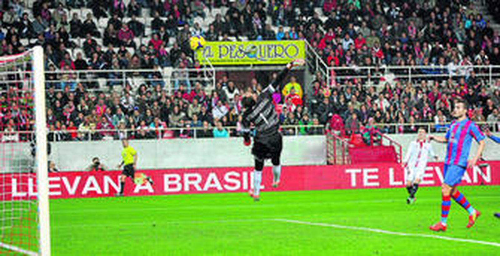 Bella estampa del gol de Coke, aunque el lateral no aparece en la foto. Sí Gameiro, el balón y Keylor Navas, superado por aquél.