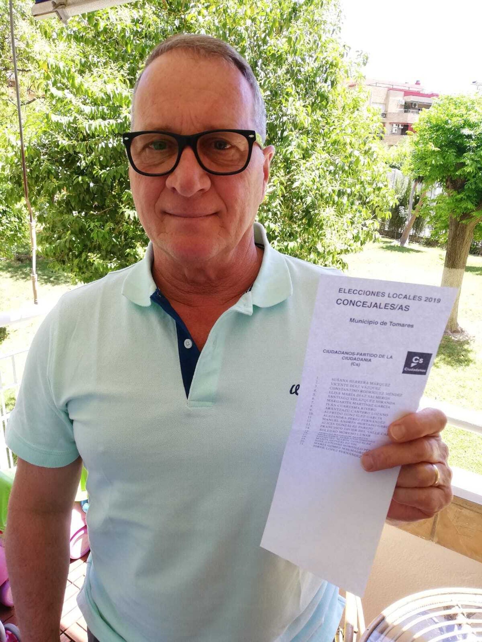 Alfredo González sostiene la papeleta de Cs en Tomares, en una imagen previa a las elecciones municipales de 2019.