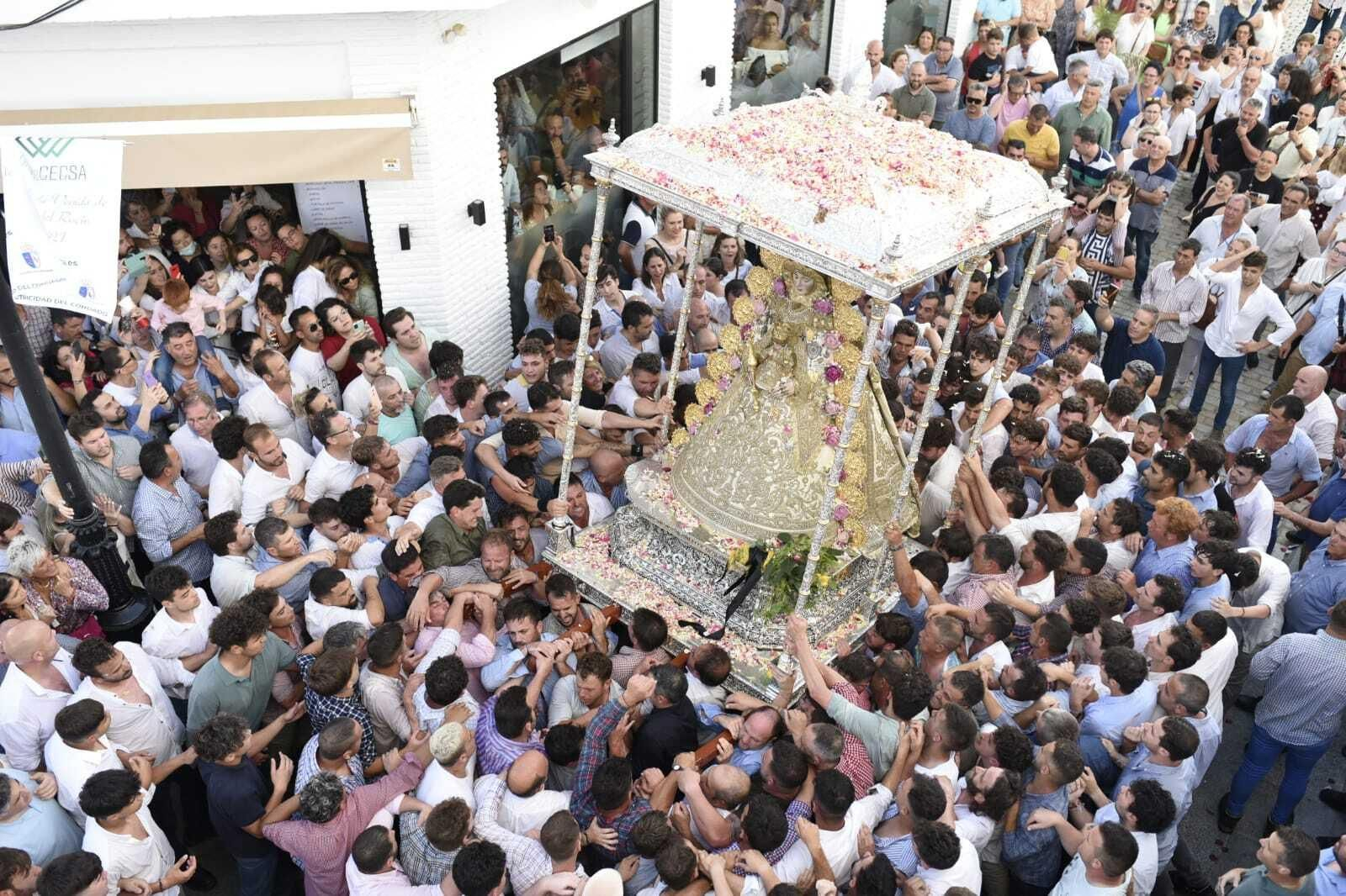La Virgen del Rocío regresa a la iglesia tras 13 horas de procesión, en imágenes