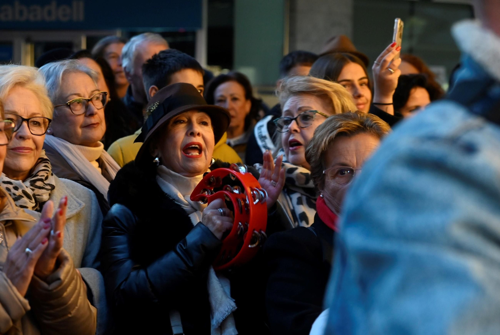 Numerosas personas cantan villancicos en el centro de Córdoba.