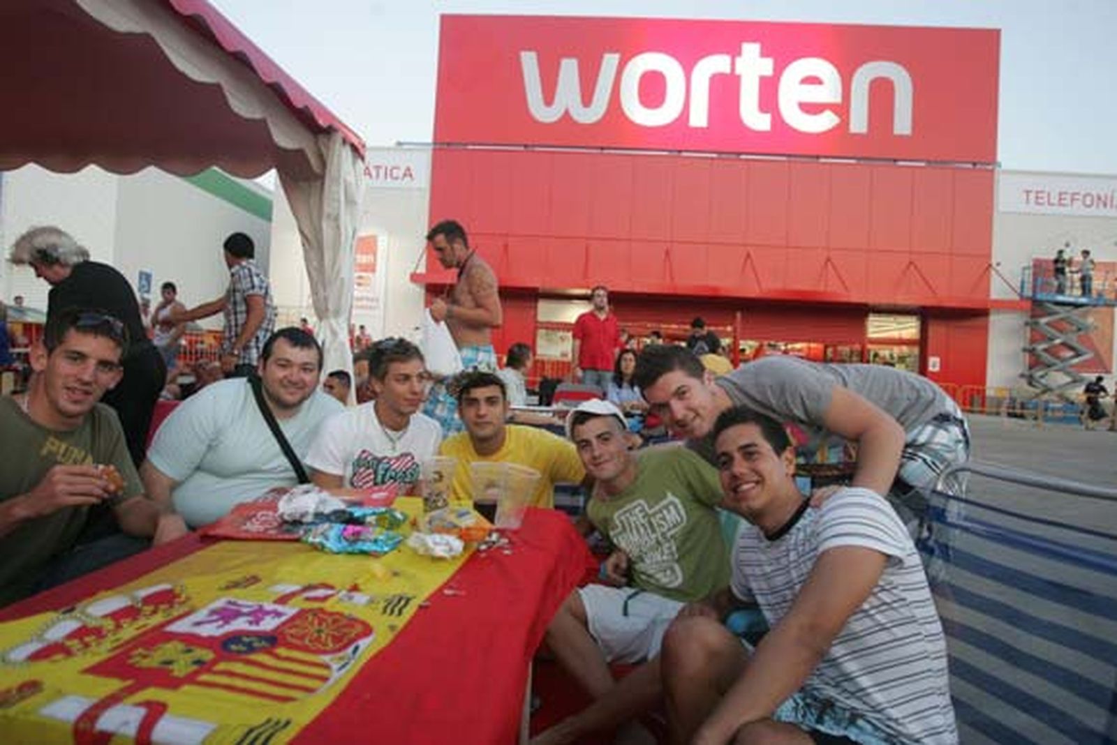 Multitud de personas se agolparon a las afueras de las instalaciones a la espera de la apertura de la nueva tienda Worten instalada en Las Marismas, en la localidad de Los Barrios

Foto: Vanessa Perez