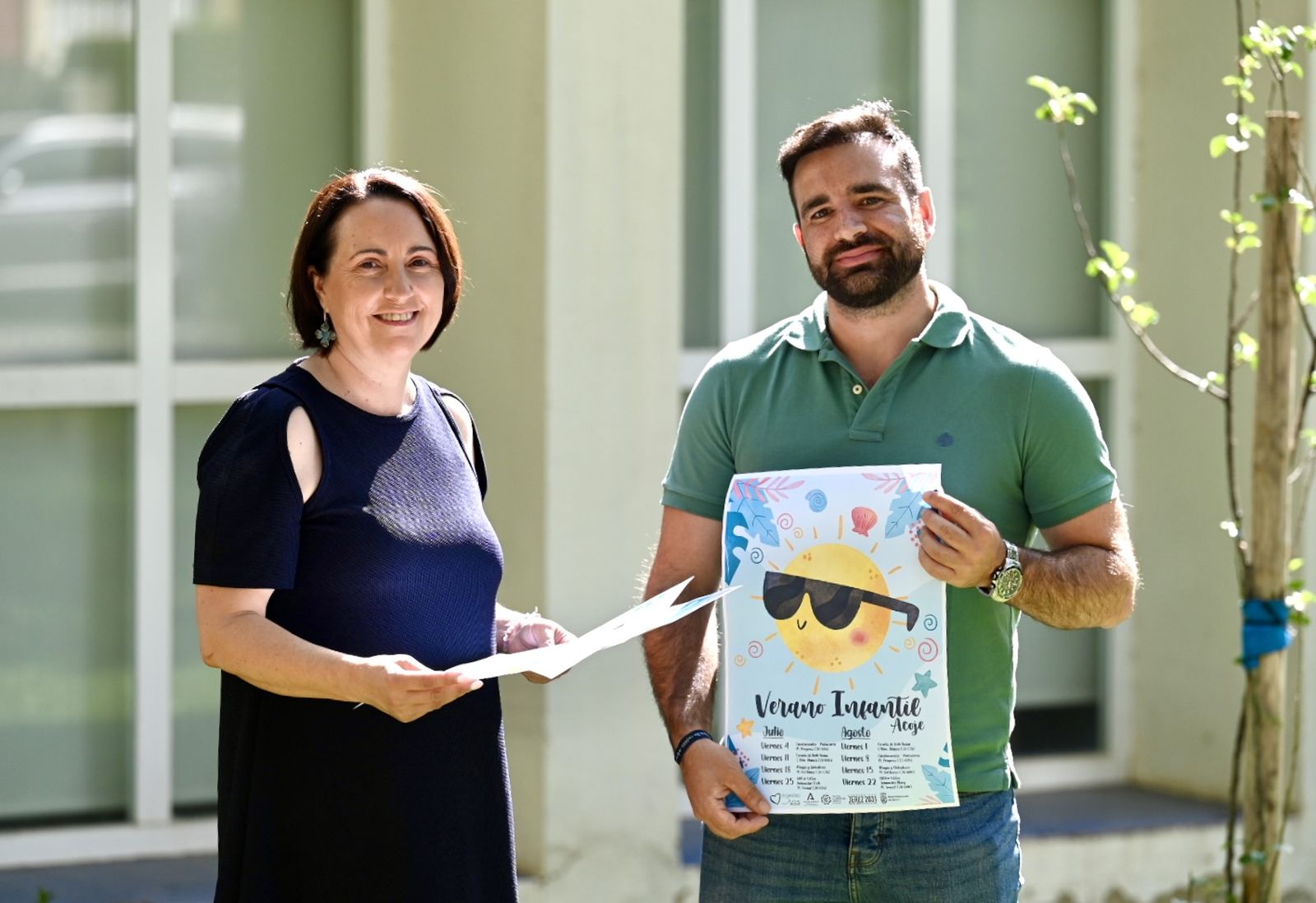 Nela García y Alberto de la Villa, gerente de Acoje, en la presentación de ‘Un verano infantil Acoje’.