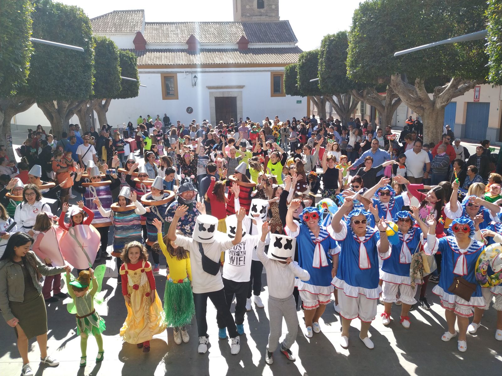 Niños y mayores disfrutan en el taller de máscaras y bailando al son de la animación