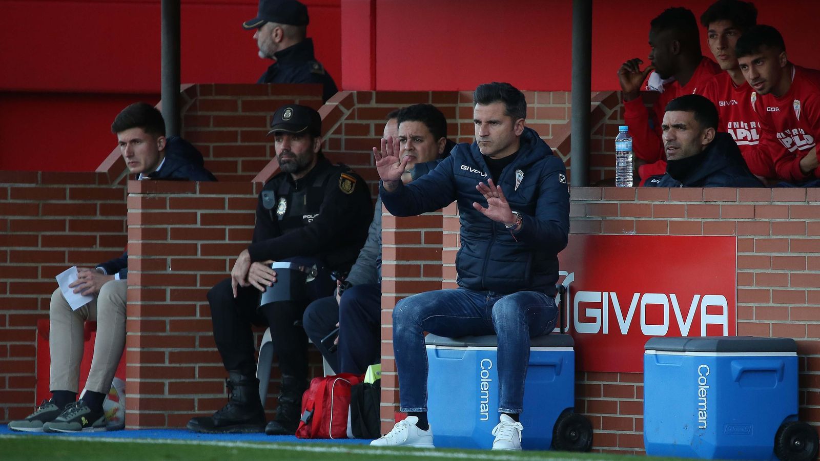 Iván Ania, sentado sobre una nevera en el Nuevo Mirador.