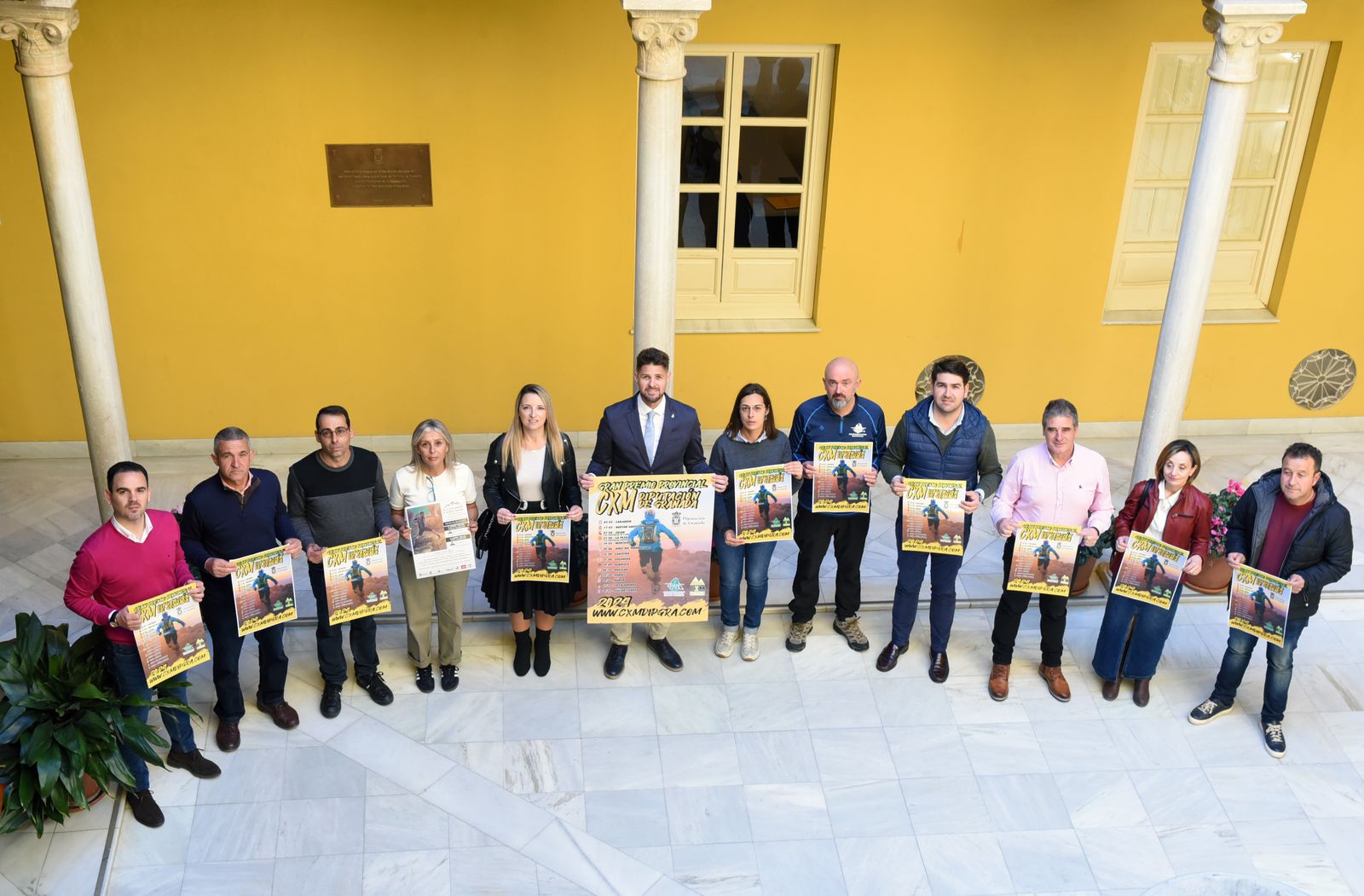 Parte de los alcaldes de las localidades por las que discurrirá el circuito durante la presentación del evento.