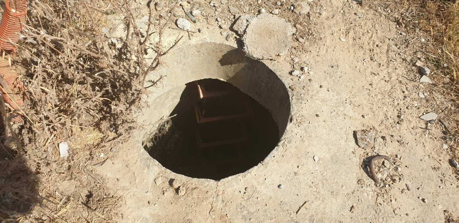 Alcantarilla abierta y sin acabar, al final de la avenida de Espera.