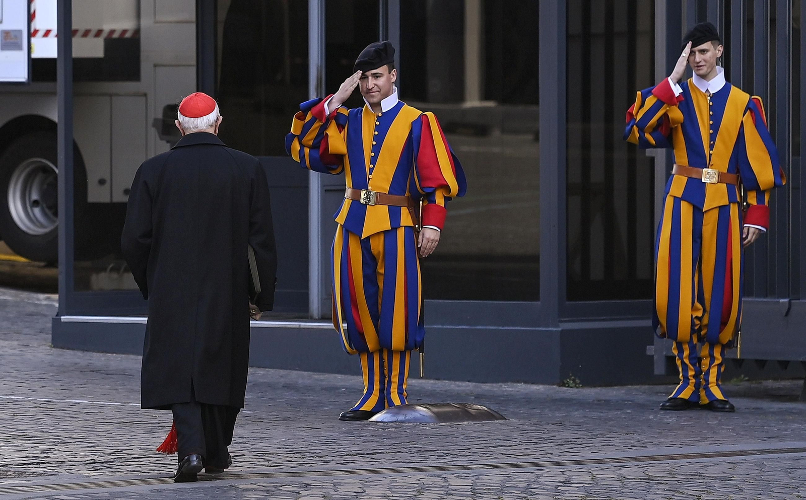 Un cardenal llega para la primera reunión en Roma tras la muerte de Francisco.