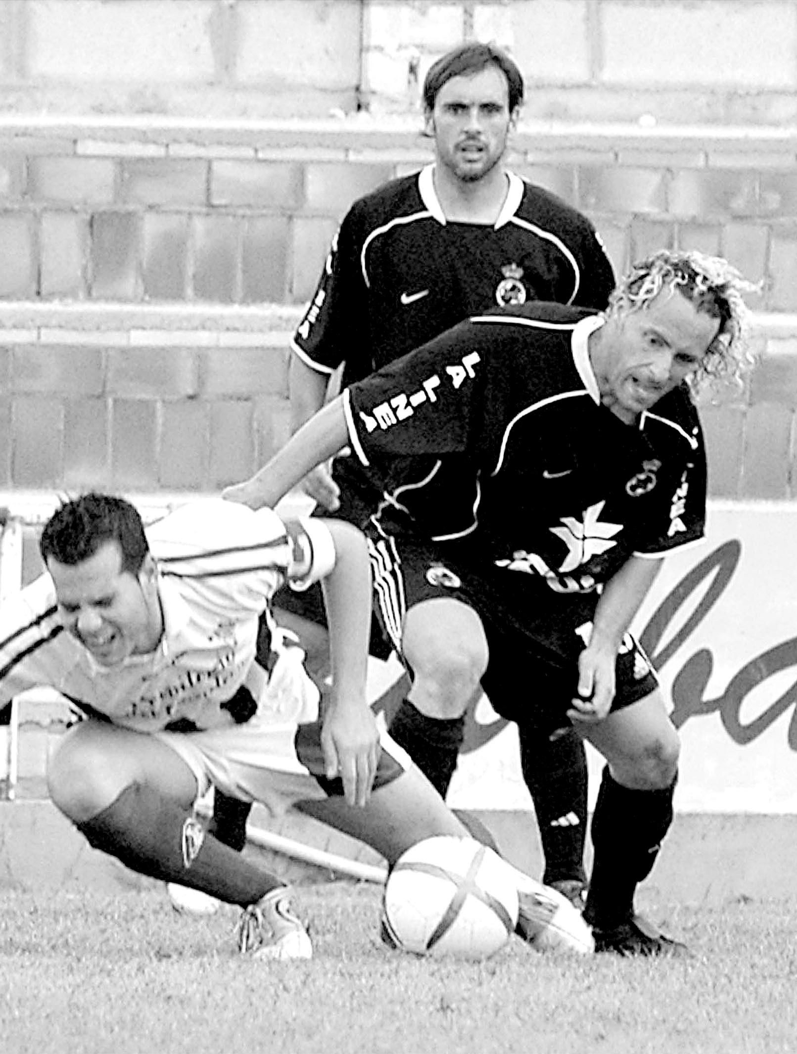 Rafa Caro forcejea con un adversario; al fondo, Diego López