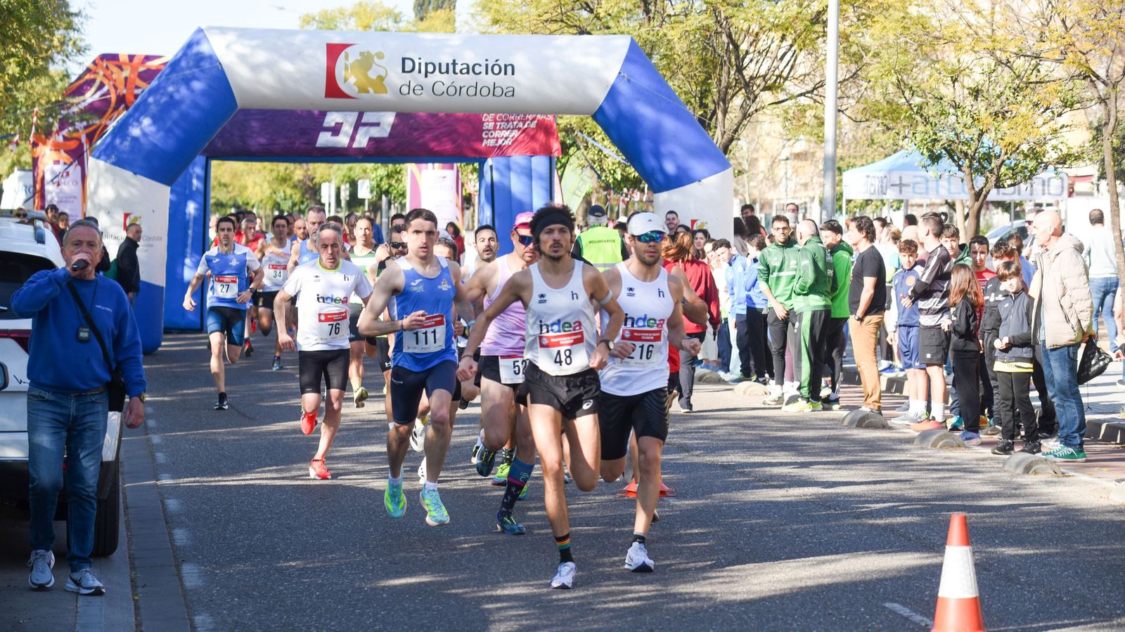 Varios atletas, durante una de las pruebas celebradas de la Milla Ciudad de Córdoba.