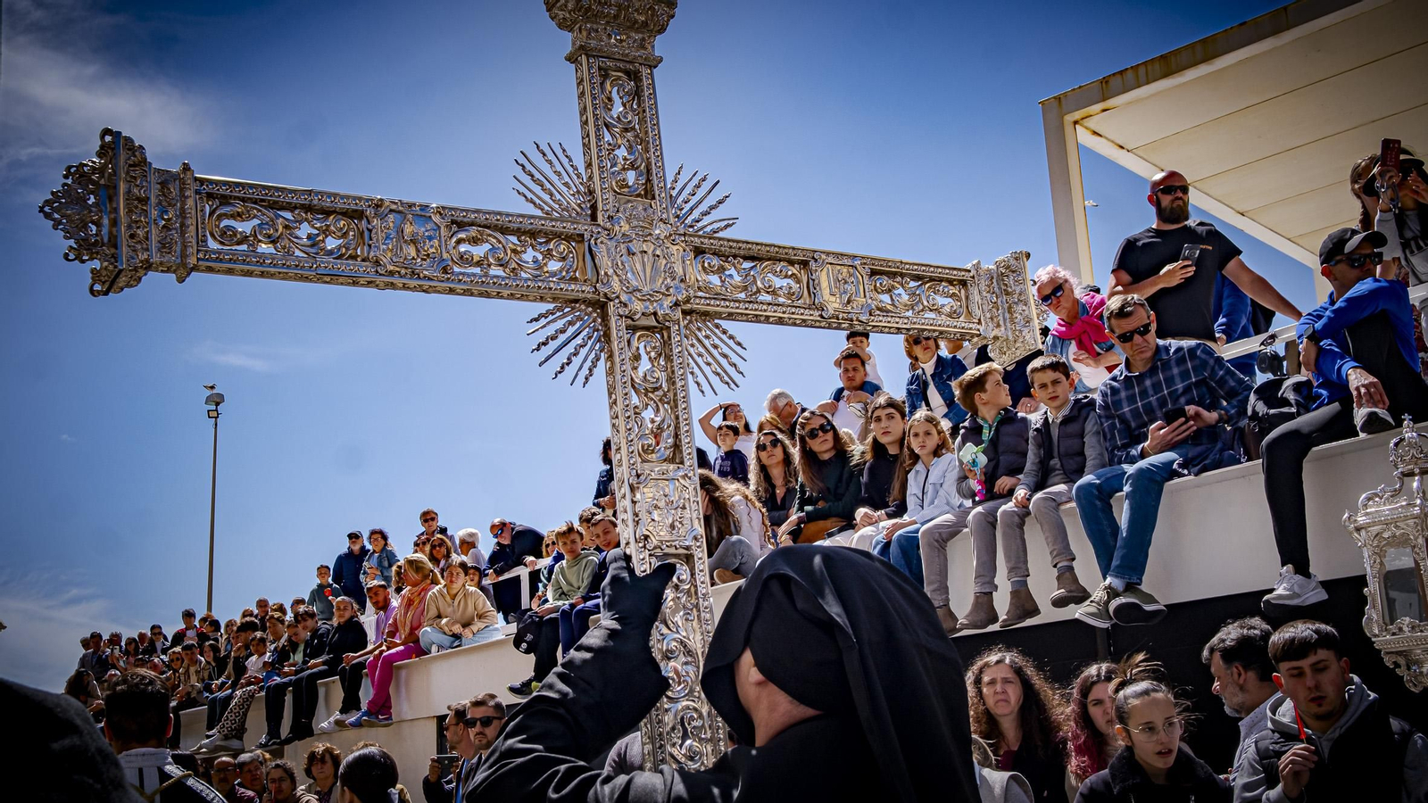 Imágenes de la salida de Santo Entierro en la Semana Santa de Cádiz 2025