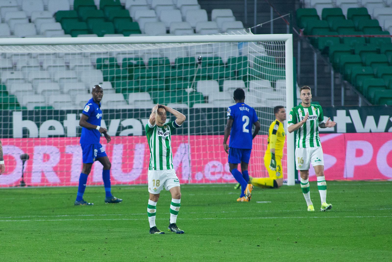 Andrés Guardado se lamenta tras un fallo del equipo.