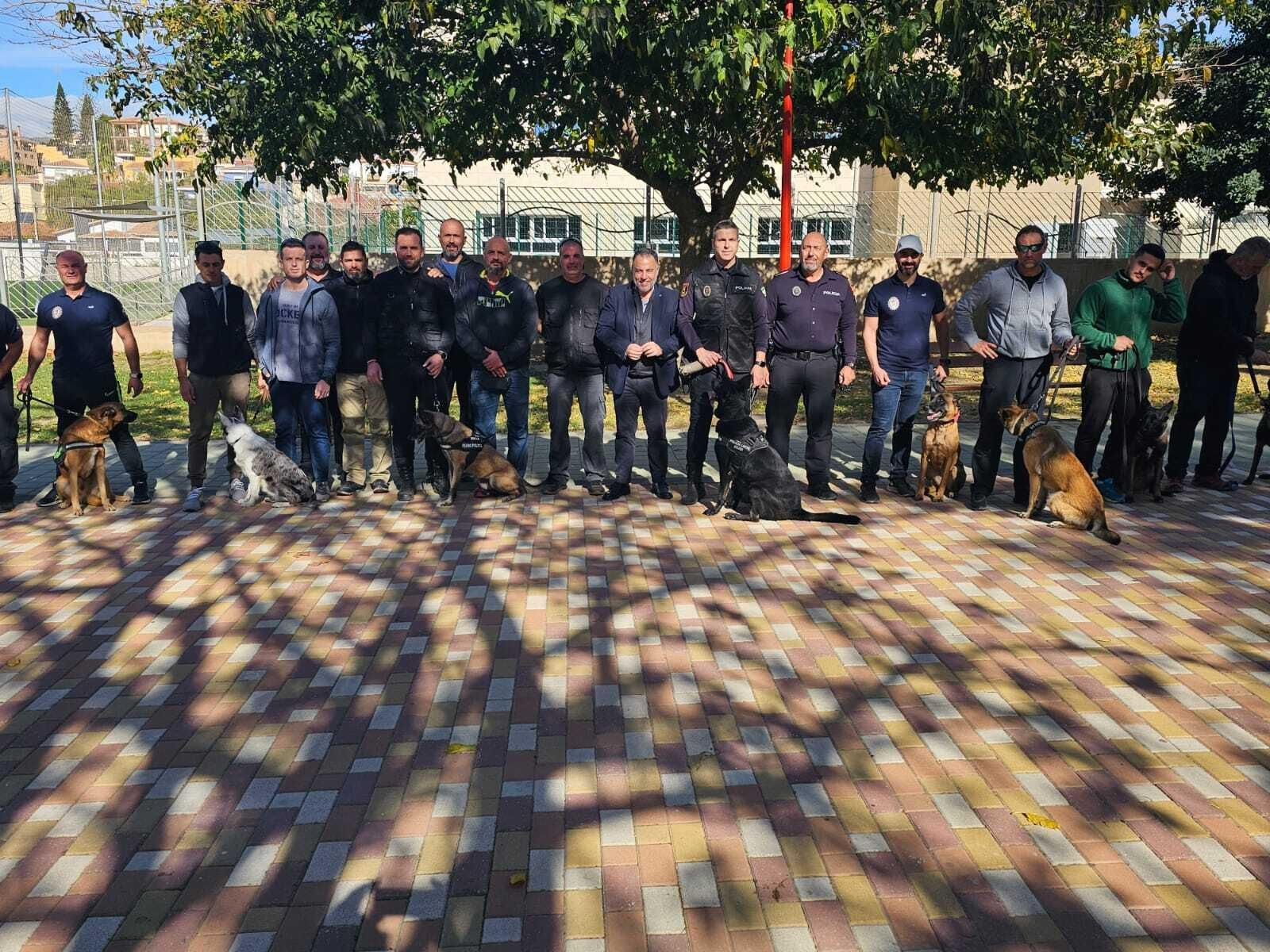 Los perros policías junto con sus guías Los perros policías junto con sus guías