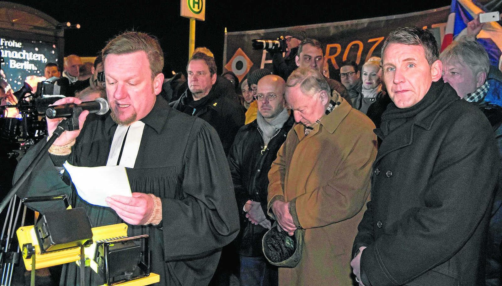 Varios dirigentes ultraderechistas de Alternativa para Alemania protestaron ayer delante de la Cancillería en Berlín.