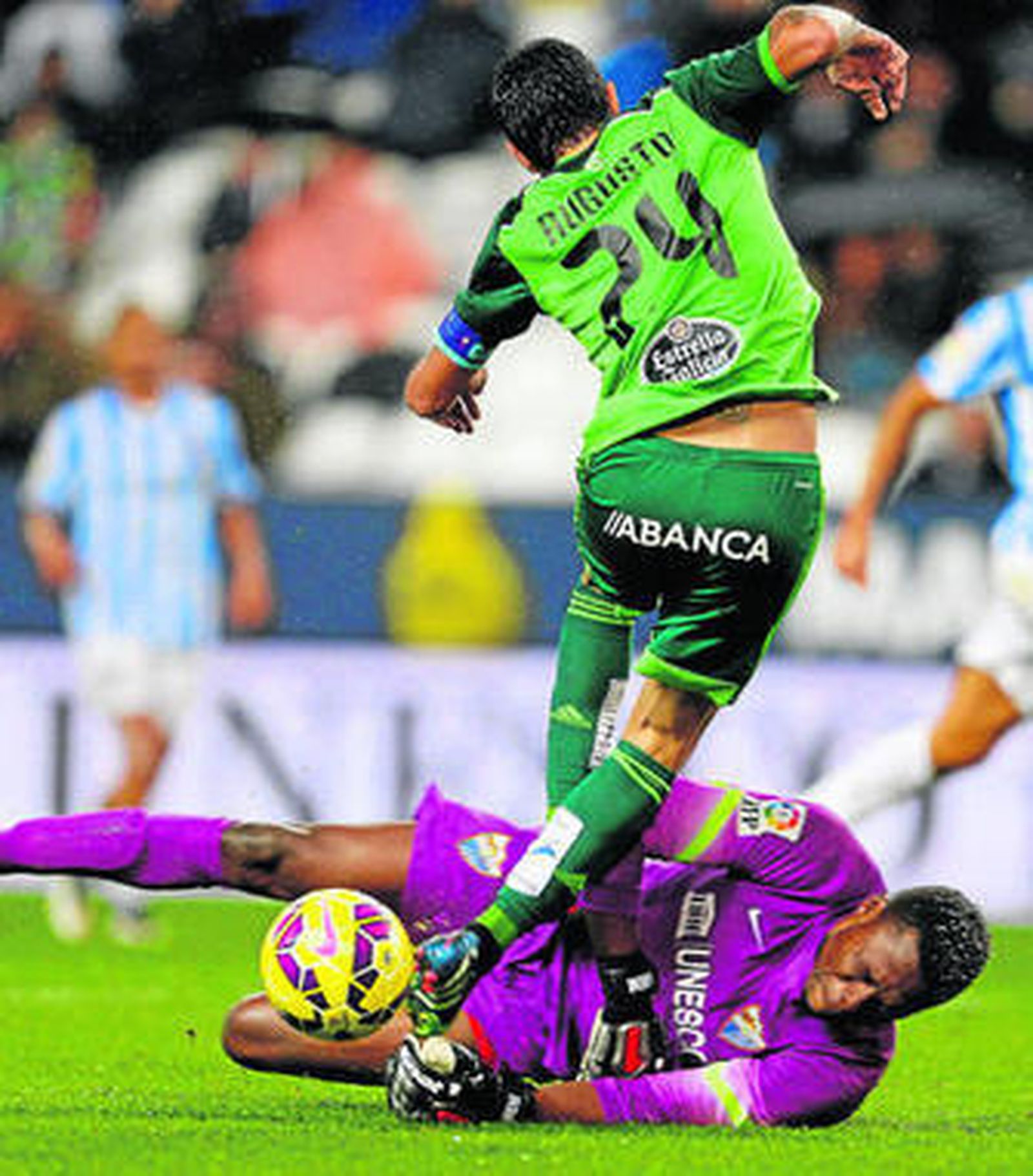 Kameni se tira a los pies de Augusto Fernández en el Málaga-Celta de la ida.