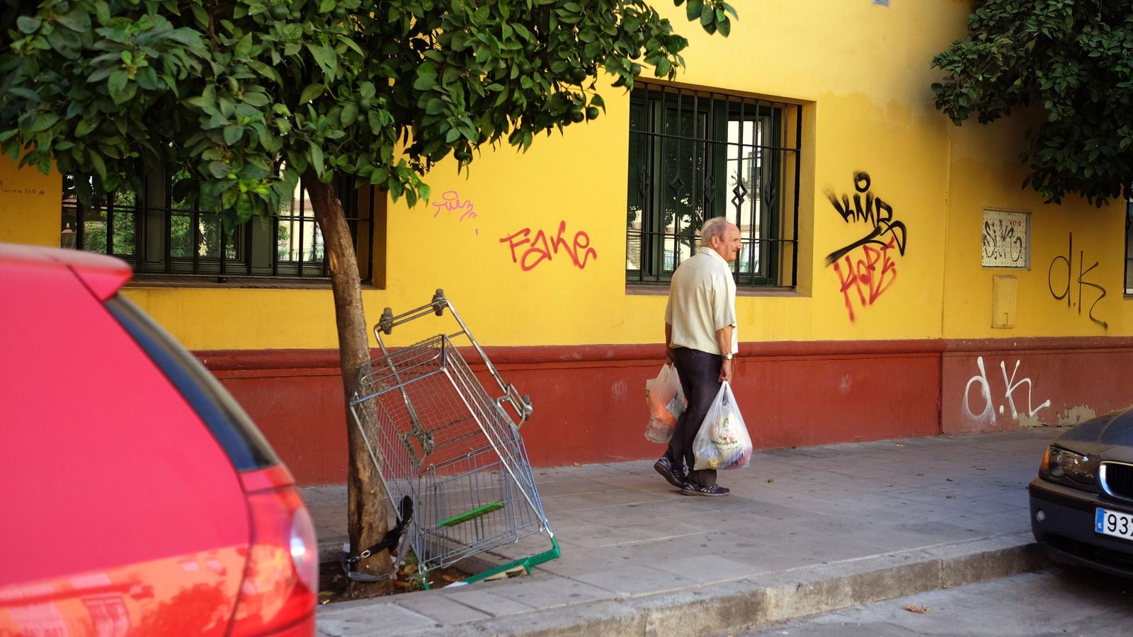 Un carro de compra abandonado.
