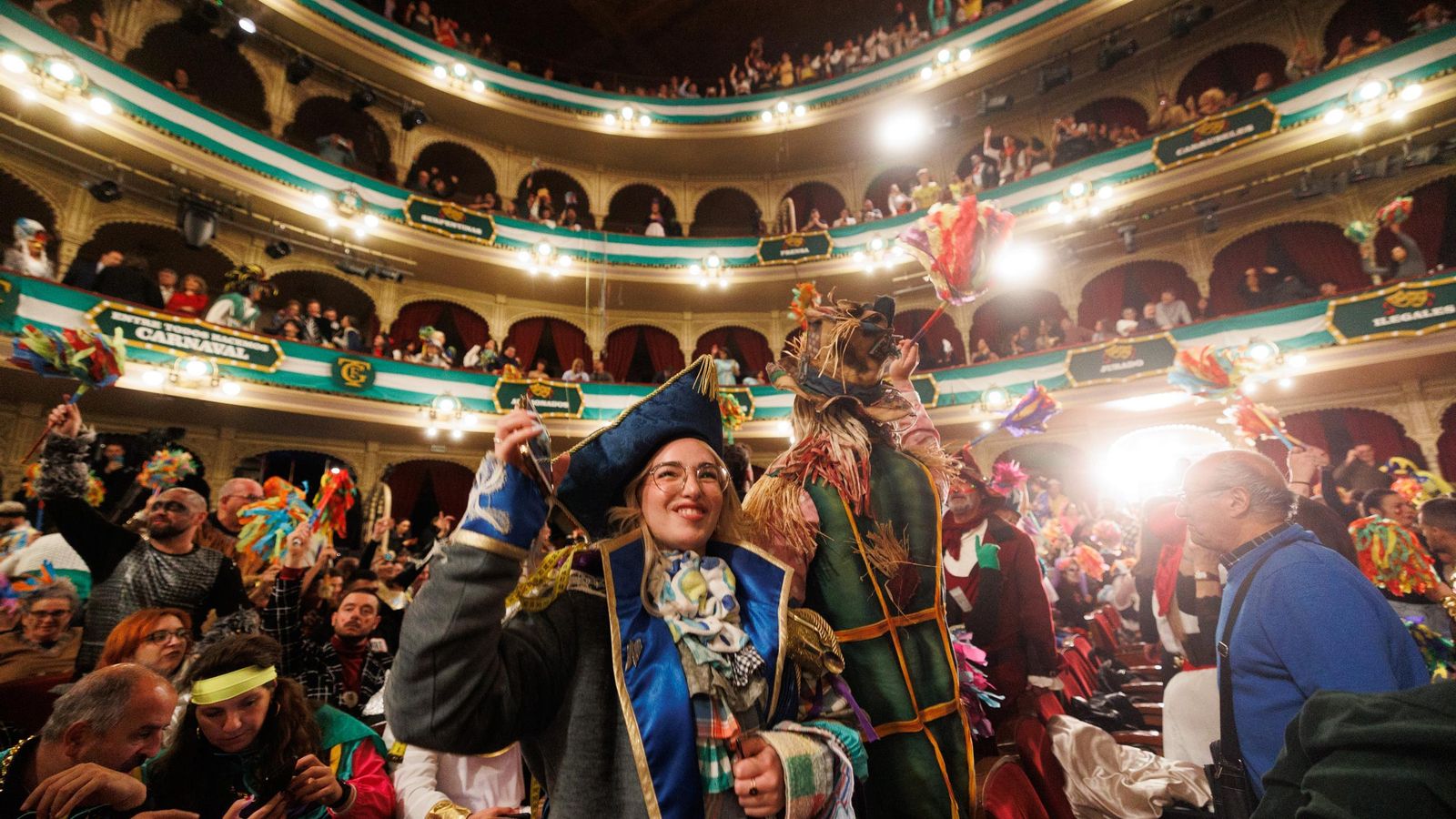 Búscate entre las mejores imágenes de la final del COAC 2025 del Carnaval de Cádiz