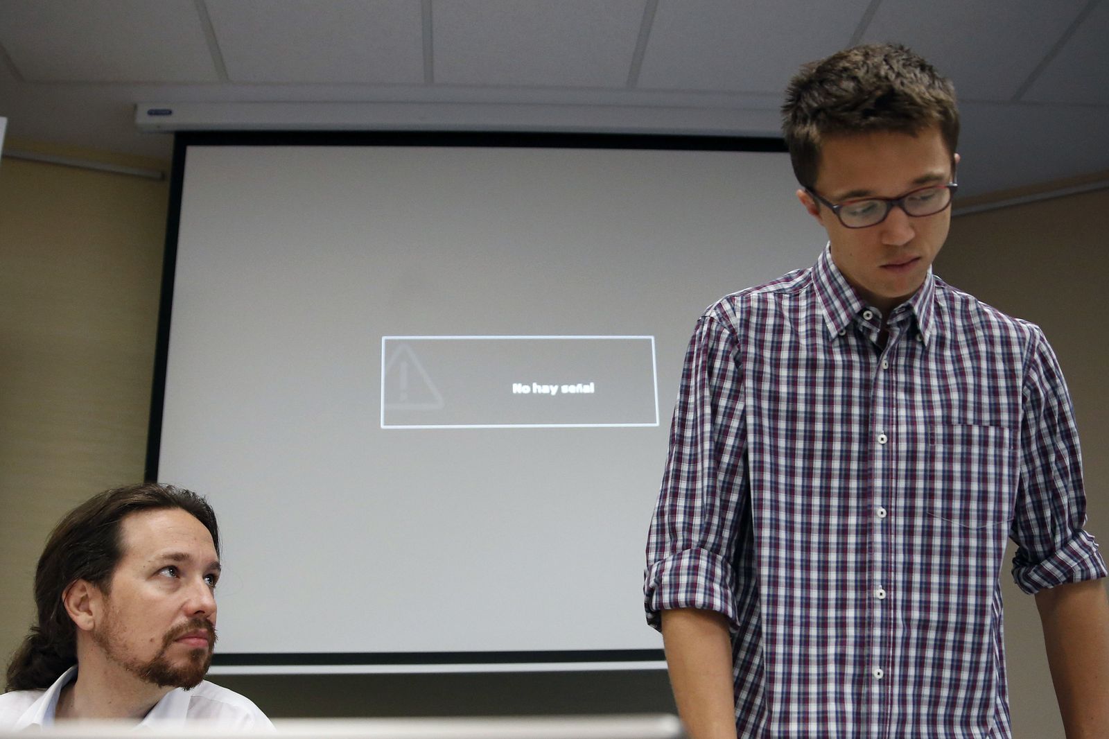 Iglesias (i), mira a Errejón (d) antes del inicio de una conferencia.