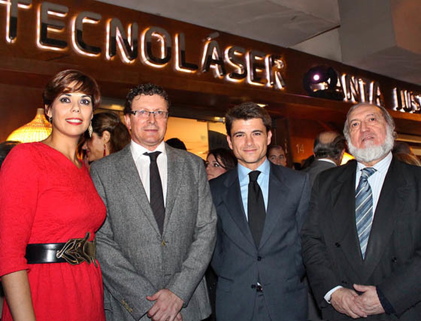 Arantxa Herrera Suárez, Federico Alonso, director médico de Tecnoláser Clinic Vision; Eduardo Beltrán Pérez García, delegado de Participación Ciudadana del Ayuntamiento de Sevilla, y Juan Bautista Alcañiz, presidente del Colegio de Médicos de Sevilla.   Foto: Victoria Ramírez