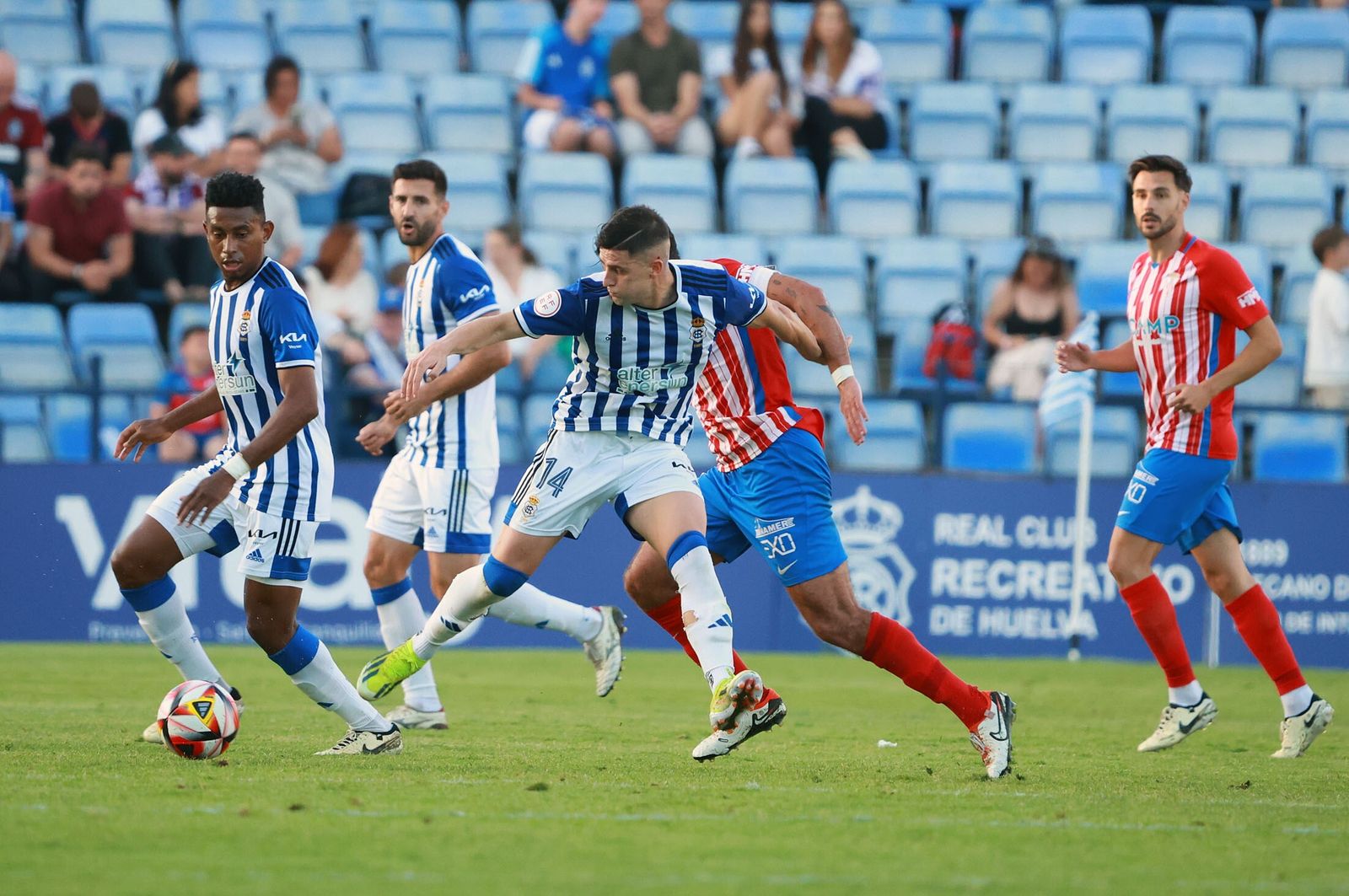 David del Pozo y Josiel Núñez, presentes en el once de la jornada 36.