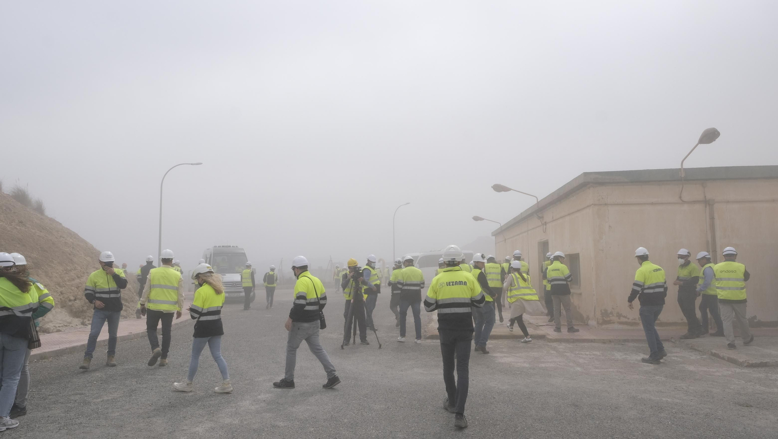 El derribo de la Torre Litoral de Endesa en Carboneras, en imágenes